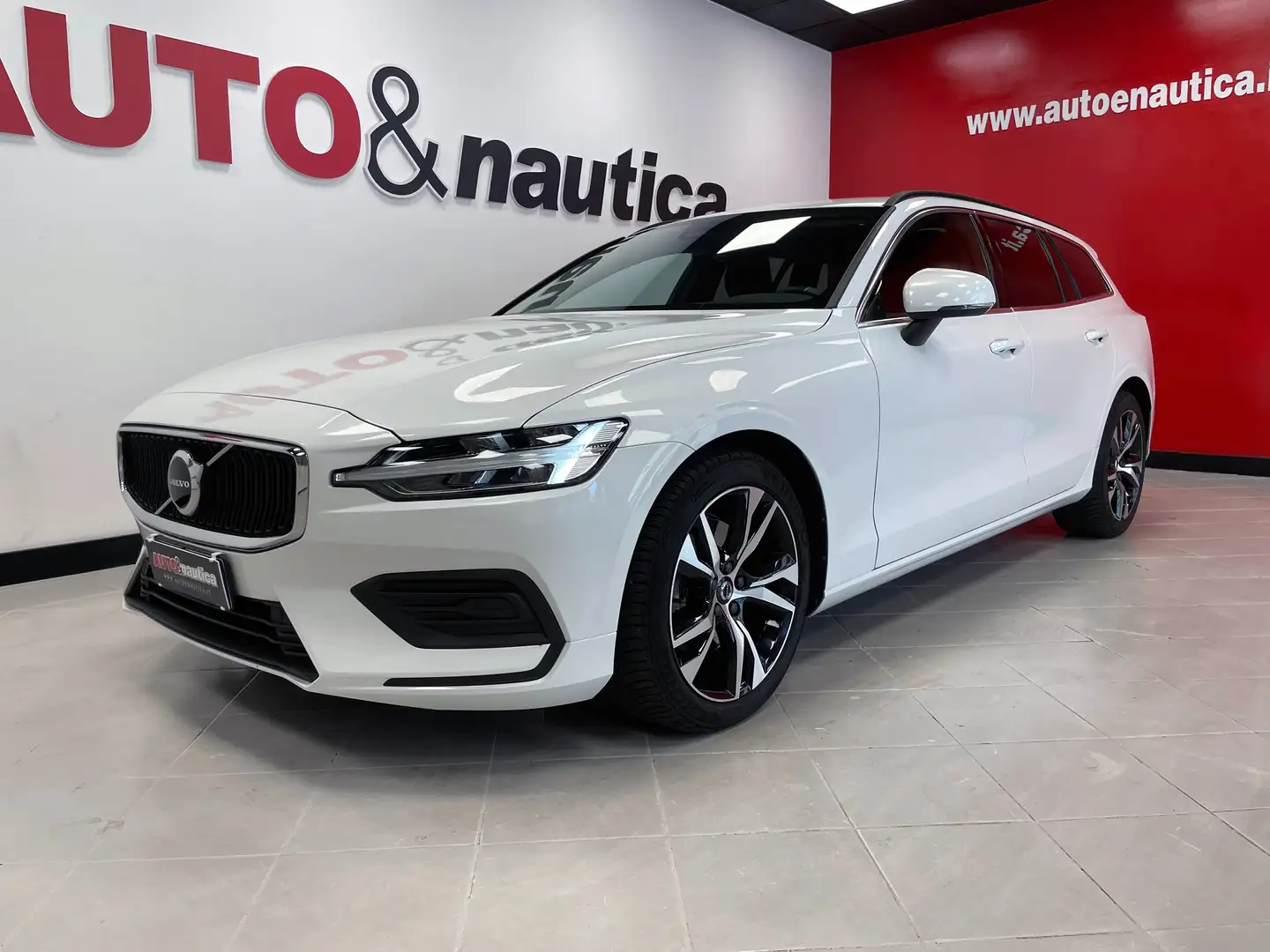 Volvo V60 2.0 B4 CORE AUTO Bianco - 1