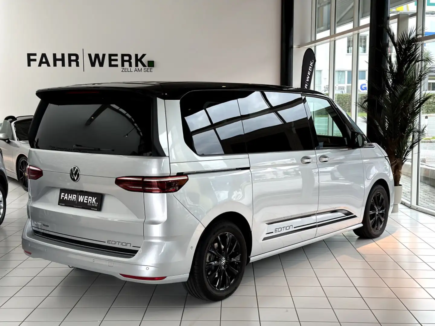 Volkswagen T7 Multivan 1.5 TSI eHybrid 4MOTION Edition Silber - 2
