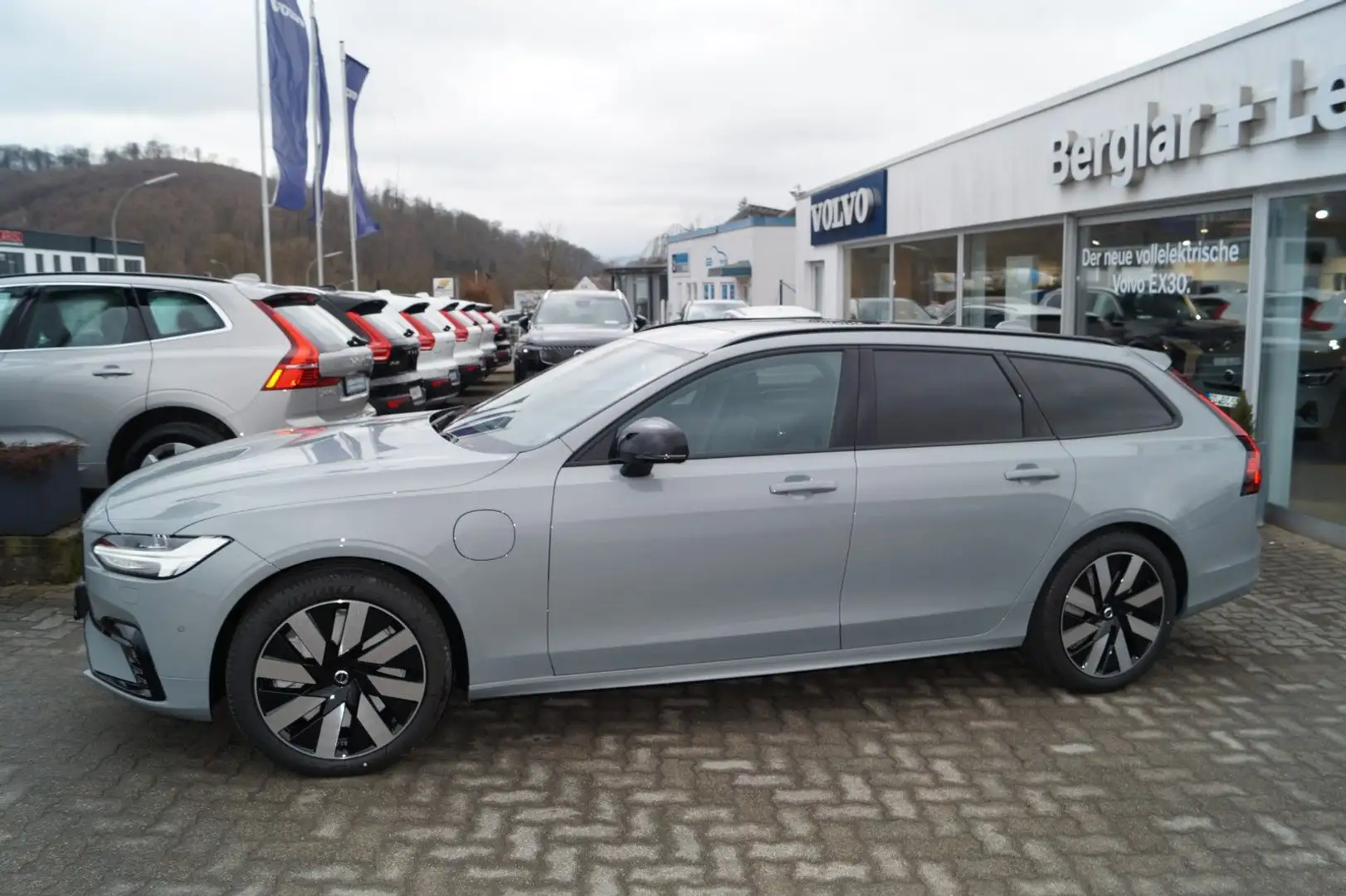 Volvo V90 T6 AWD Plug-in Hybrid Plus Dark Aut/AHK/360° Šedá - 2