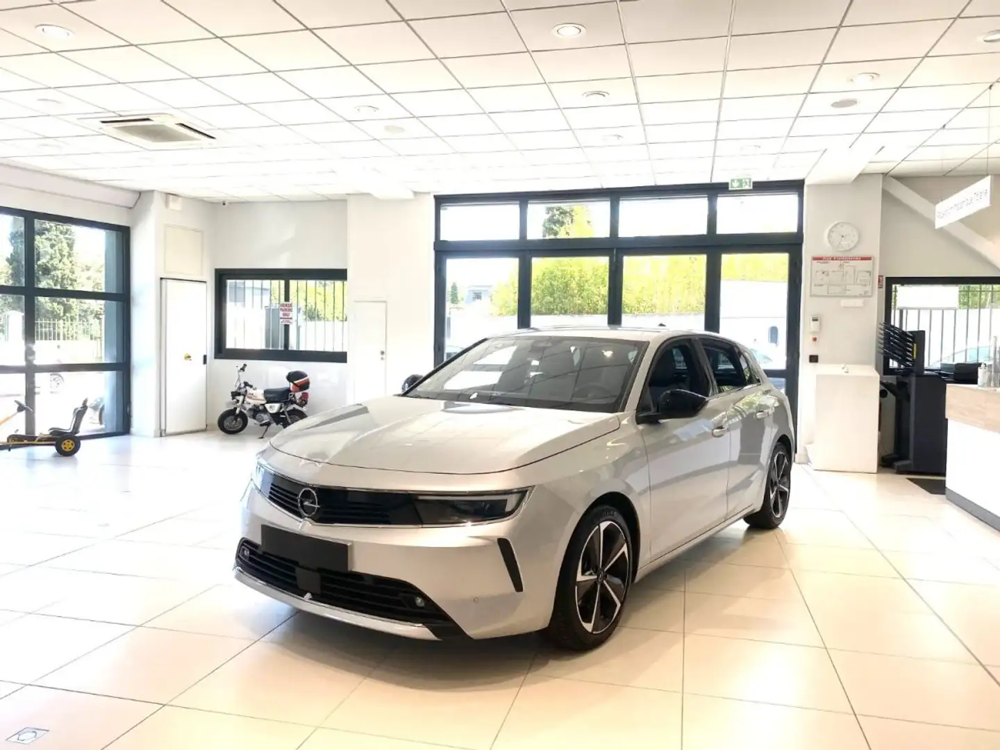 Opel Astra 1.2i - 12V TURBO 130 CH ELEGANCE Gris - 1