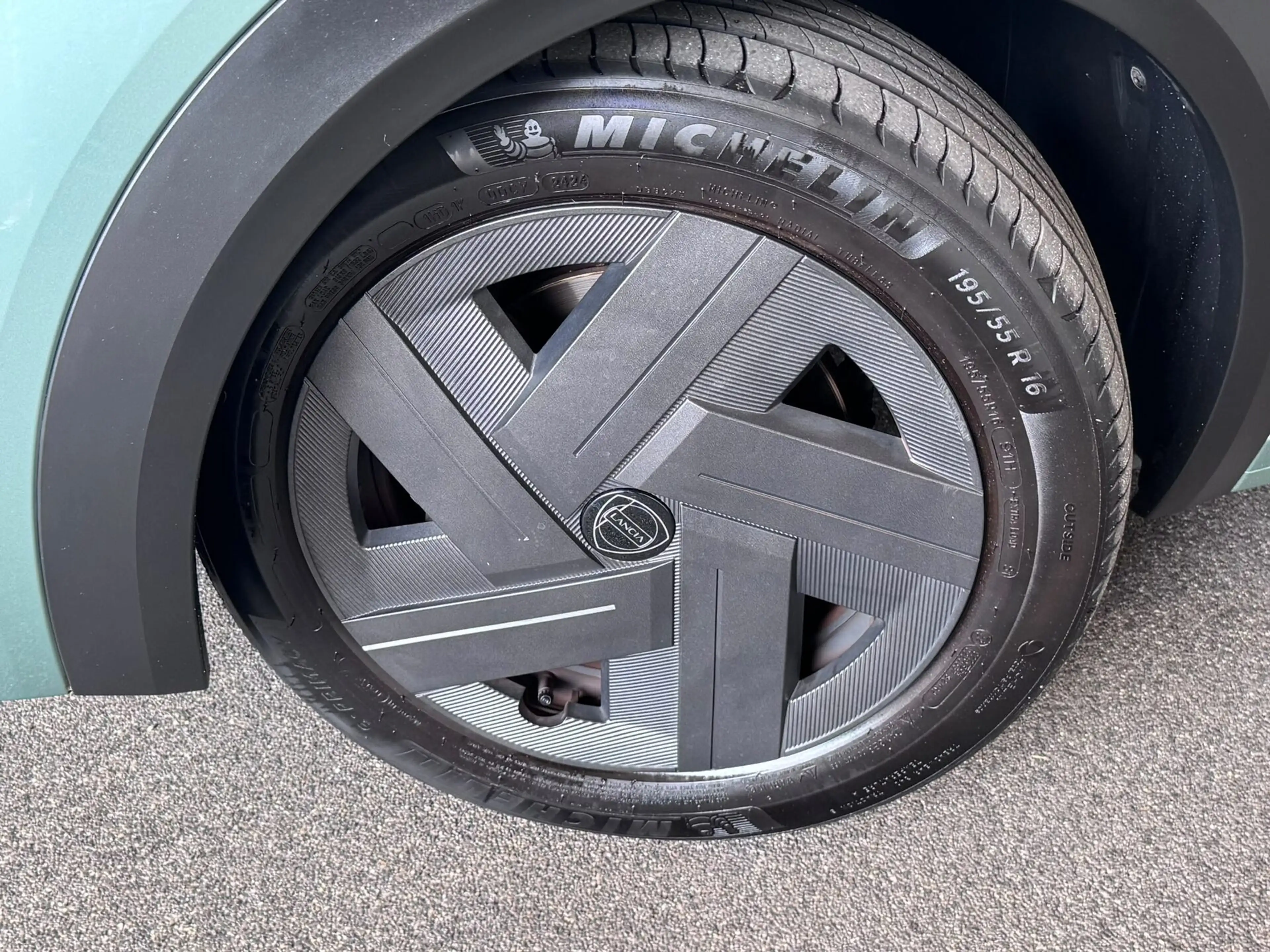 Lancia Ypsilon 1.2 Turbo Hybrid — photo 8