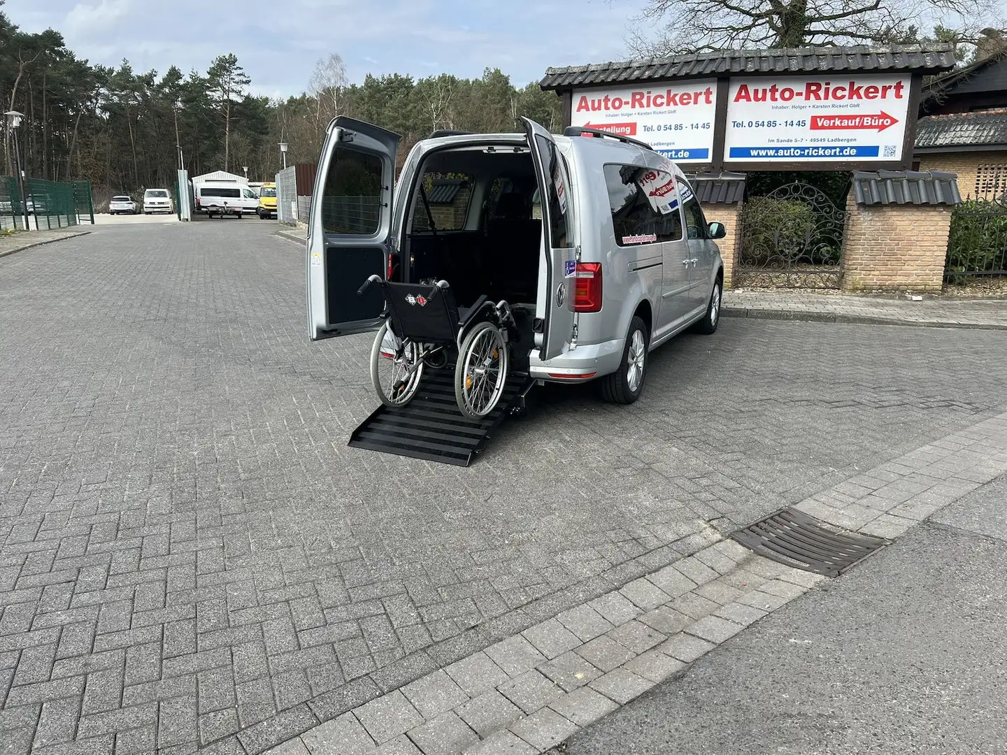 Volkswagen Caddy Maxi Comfortline, Neuer Rollstuhlumbau, Nav, Klima Silber - 1