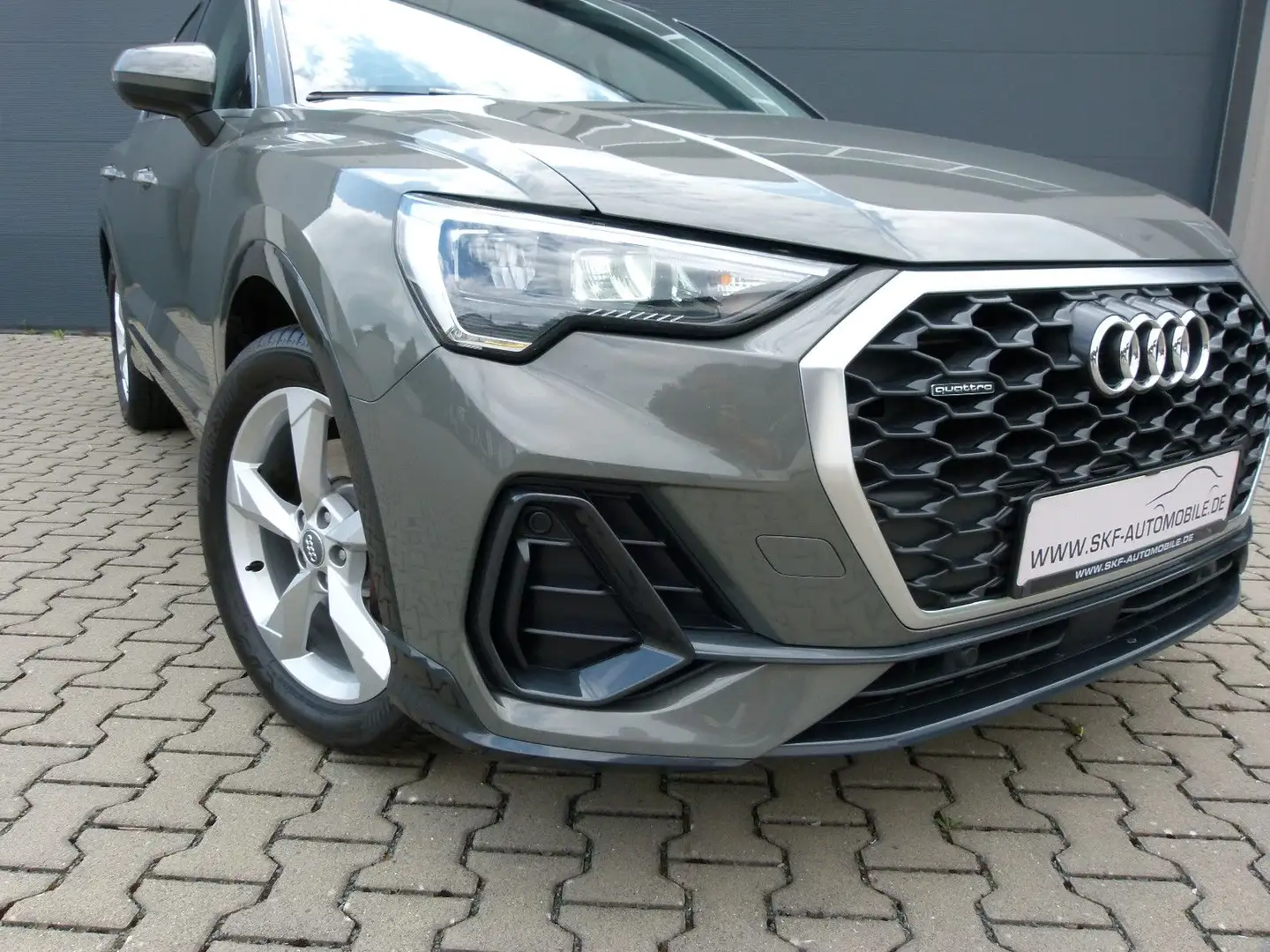 Audi Q3 Sportback 45TFSI quattro S-line ACC AHK Leder Grijs - 2