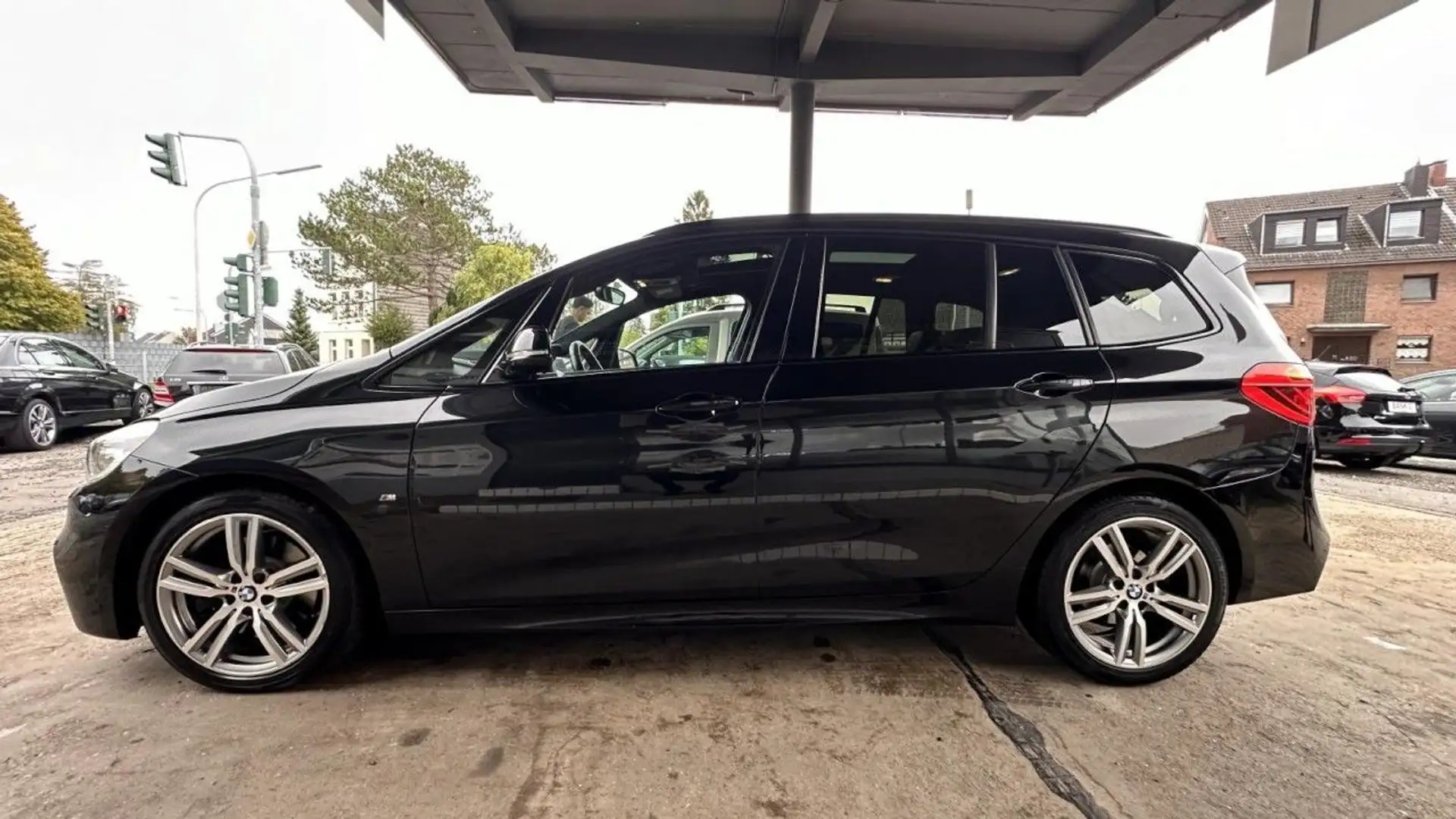 BMW 220 Tourer 220 d XDrive M-Paket*Automatik*7-Sitzer Schwarz - 2