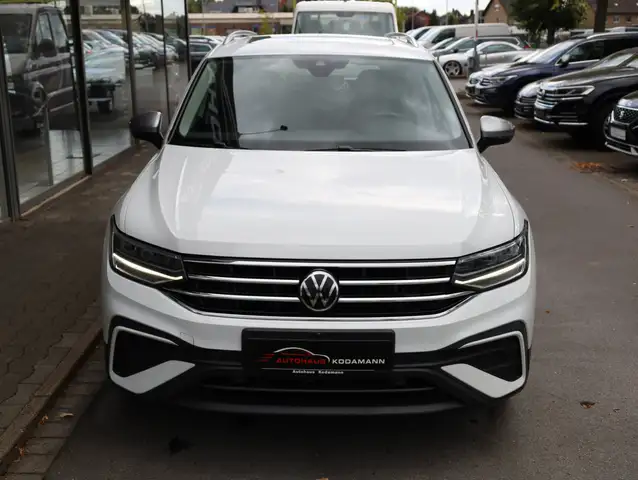 Volkswagen Tiguan Allspace view 4