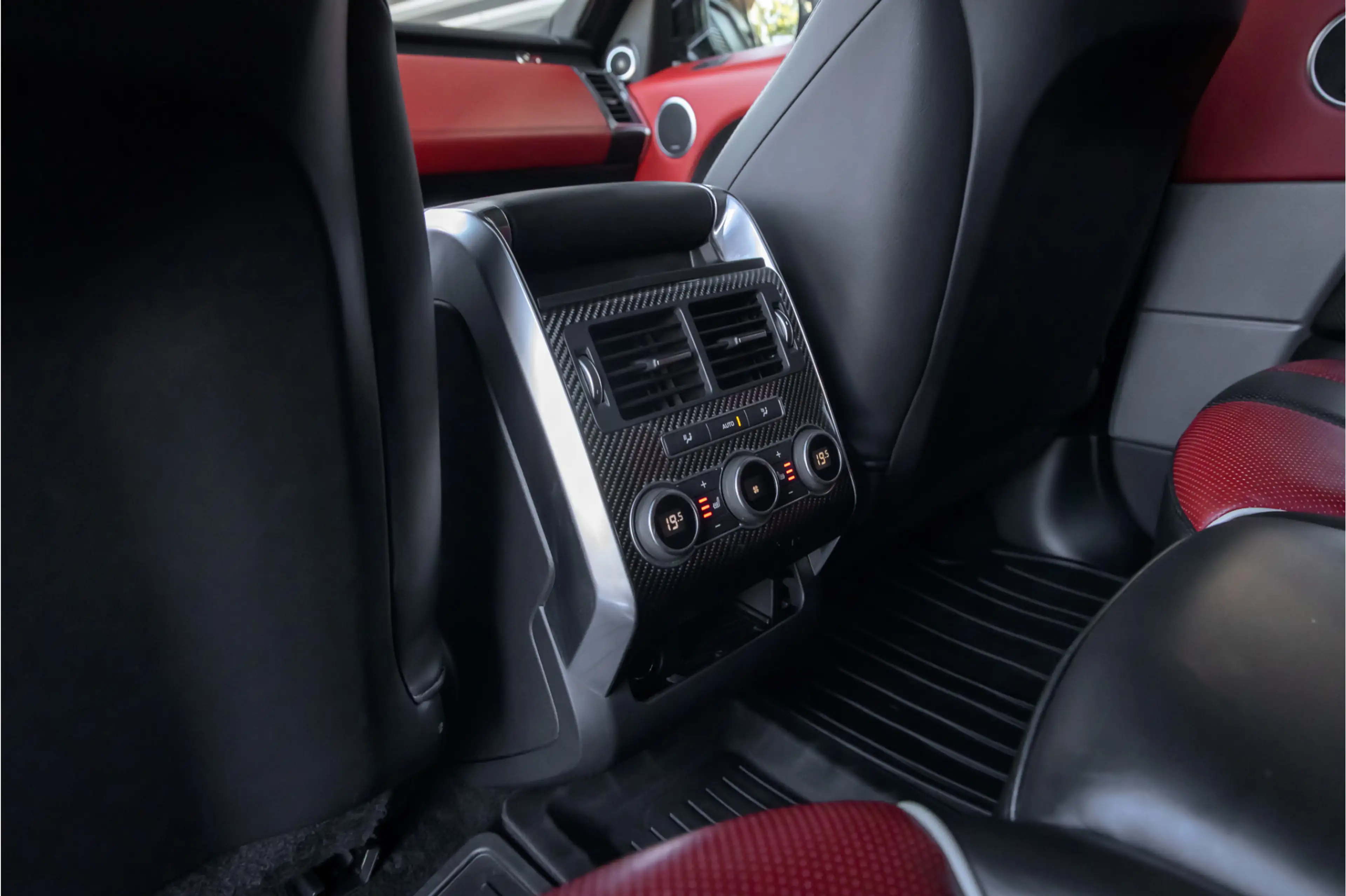 Land Rover Range Rover Sport 5.0 V8 Supercharged SVR — photo 11