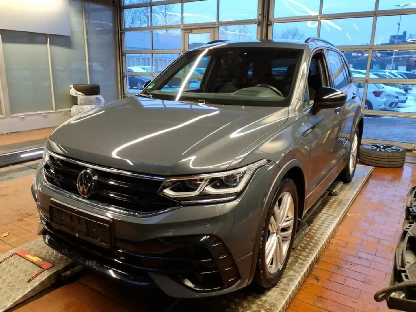 Volkswagen Tiguan R 2.0 TSI DSG 4M Black Style Grau - 2
