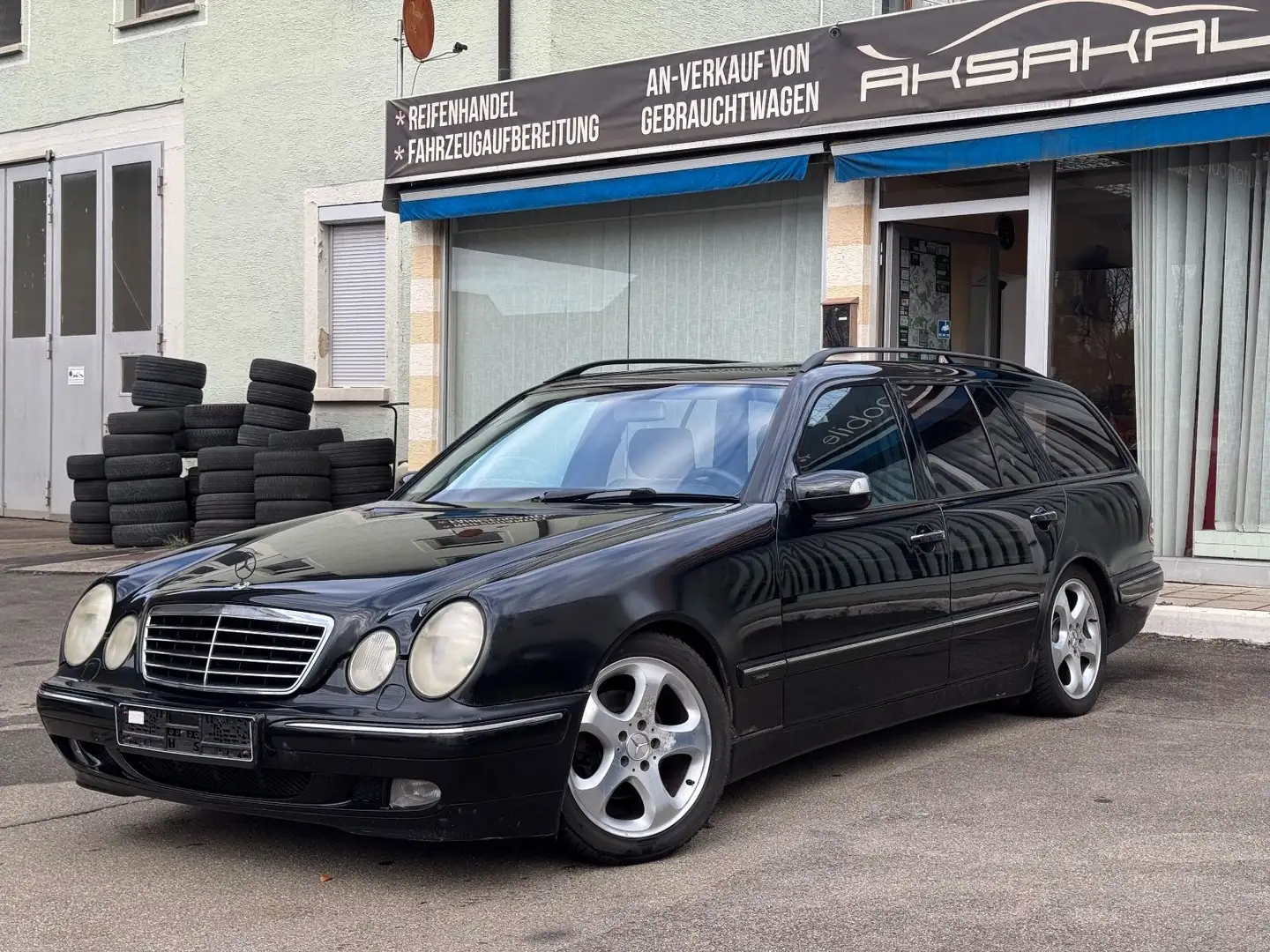 Mercedes-Benz E 240 T AVANTGARDE*AUTOMATIK*LEDER*XENON*TÜV*AHK Schwarz - 1