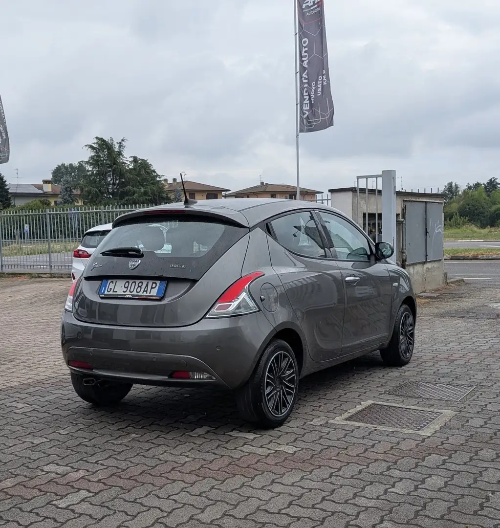 Lancia Ypsilon 1.0 firefly hybrid Gold s&s 70cv Gris - 2