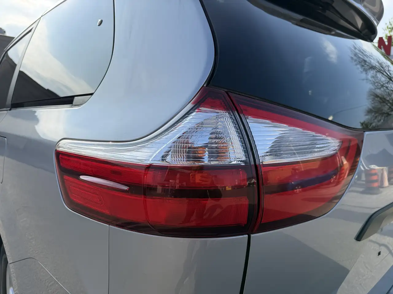 Toyota Sienna снимка Toyota Sienna