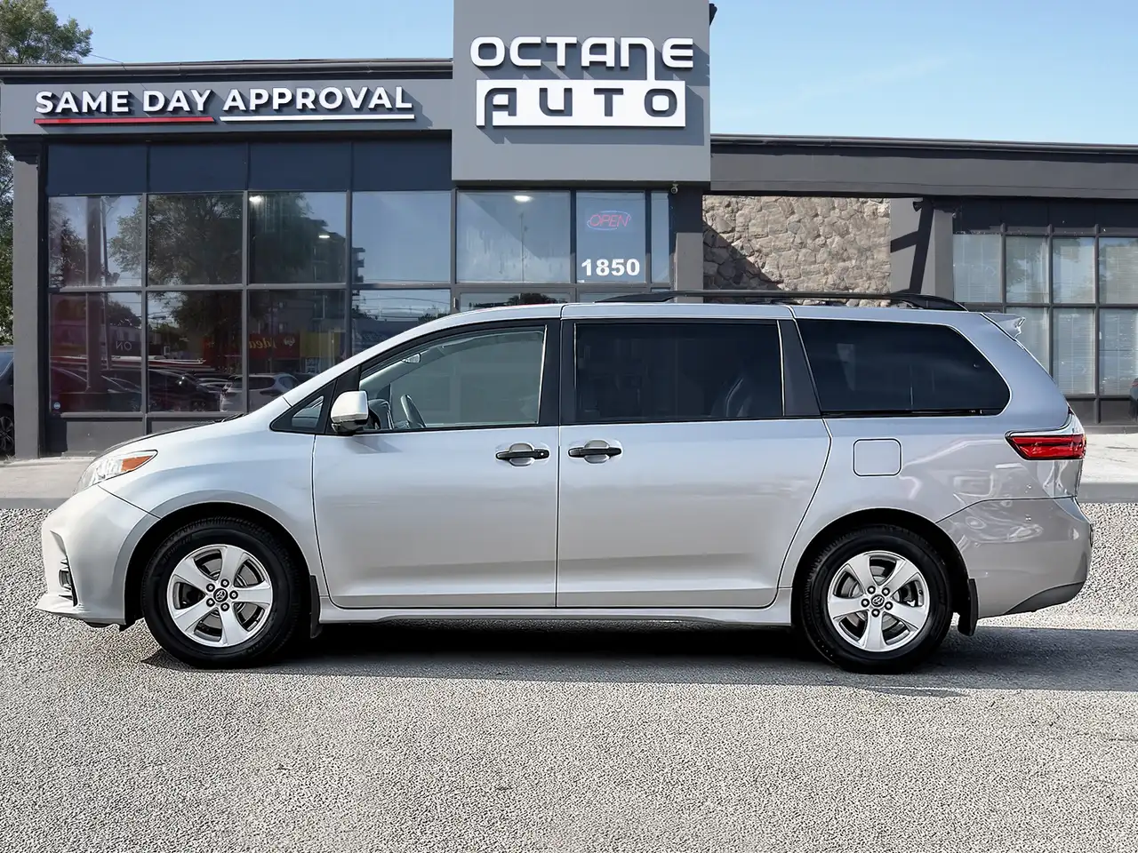 Toyota Sienna снимка Toyota Sienna