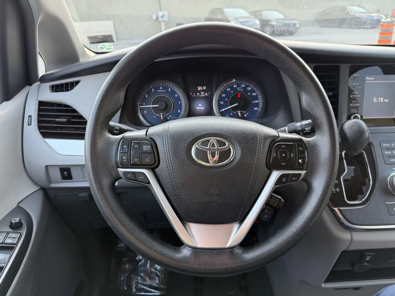 Toyota Sienna снимка Toyota Sienna