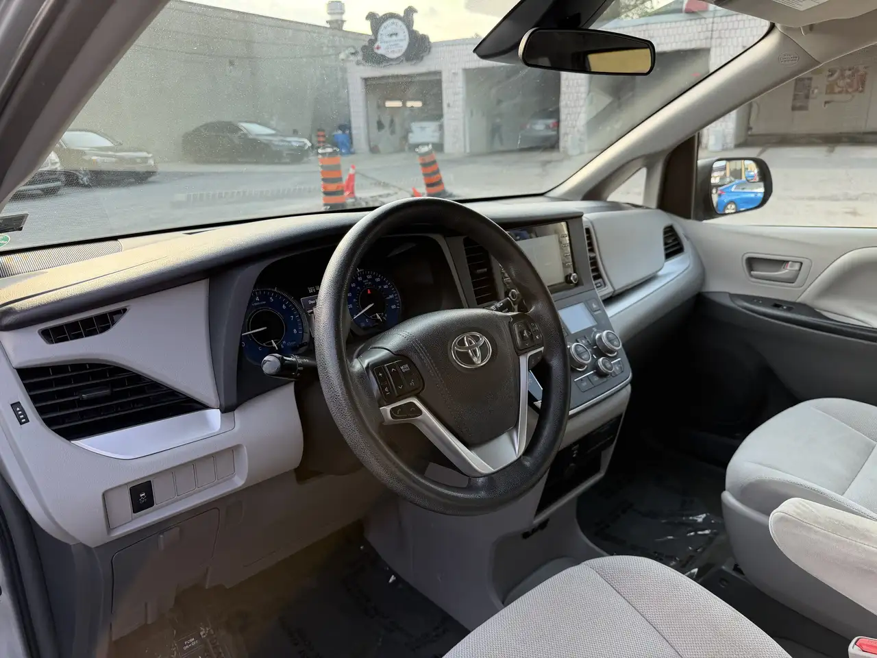Toyota Sienna снимка Toyota Sienna