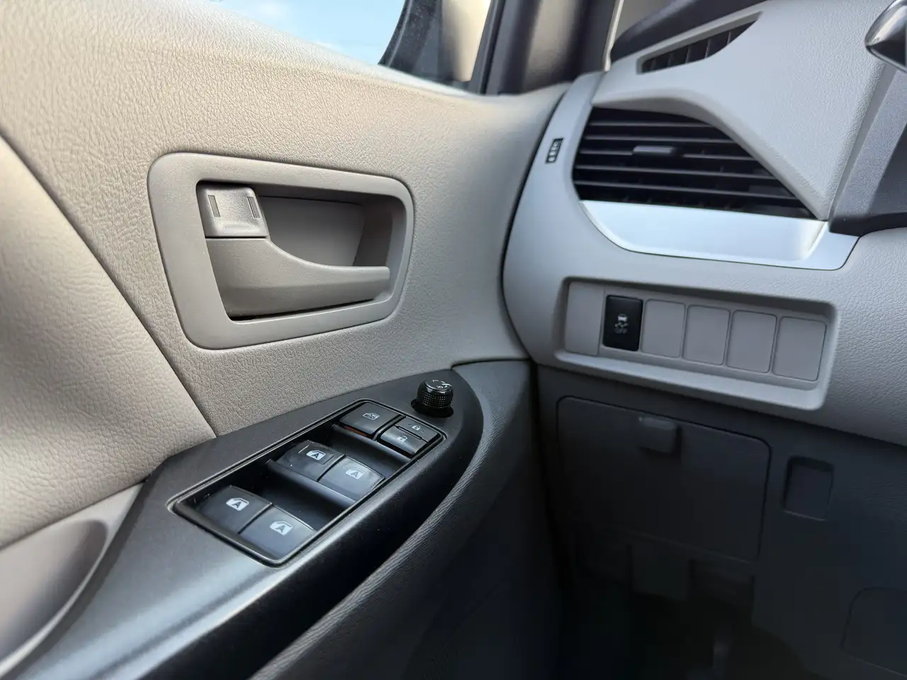 Toyota Sienna снимка Toyota Sienna