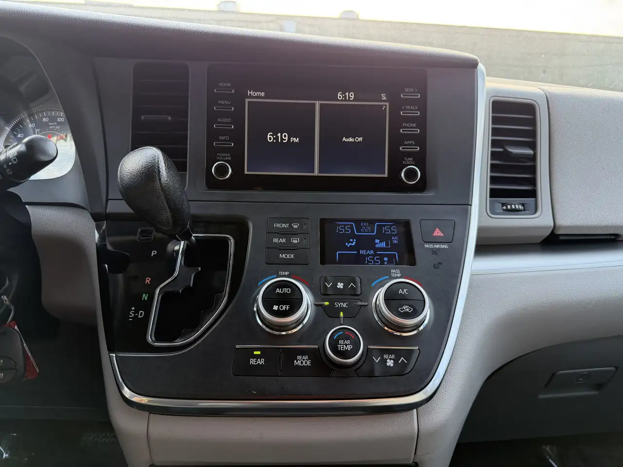 Toyota Sienna снимка Toyota Sienna