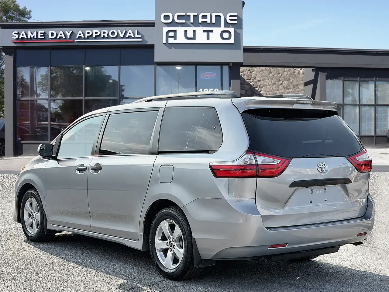 Toyota Sienna снимка Toyota Sienna
