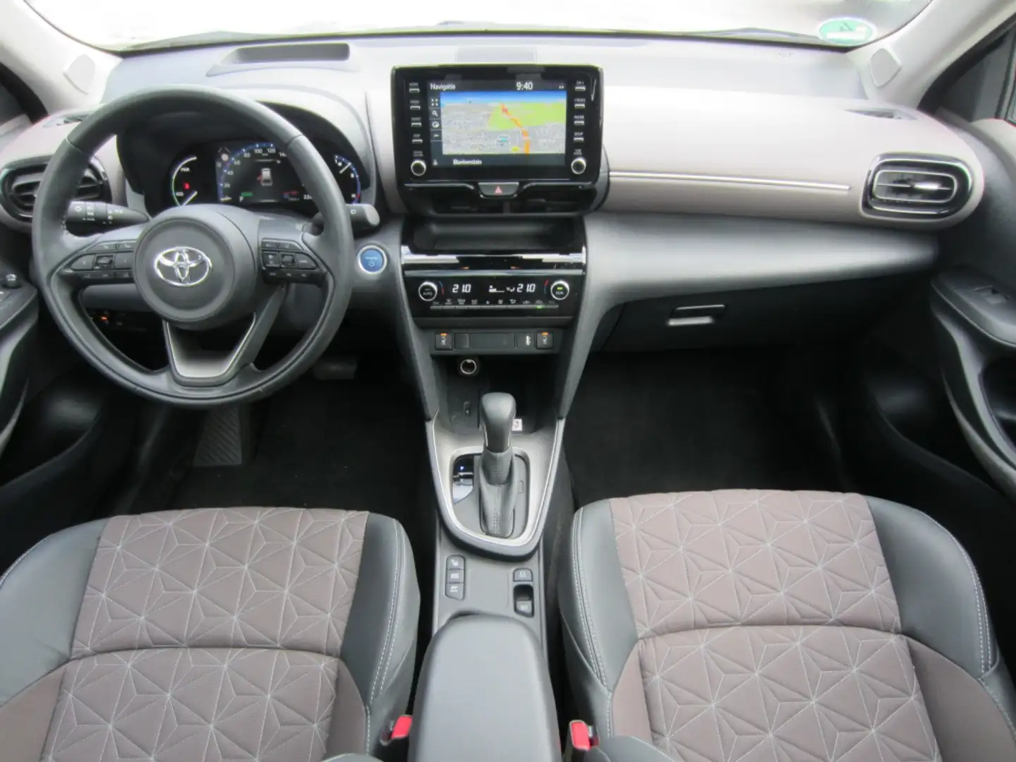 Toyota Yaris Cross 1.5 Hybrid Executive Panoramadak 360Camera Navi Grijs - 2
