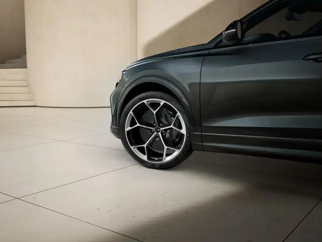 Audi RS Q8 view 6