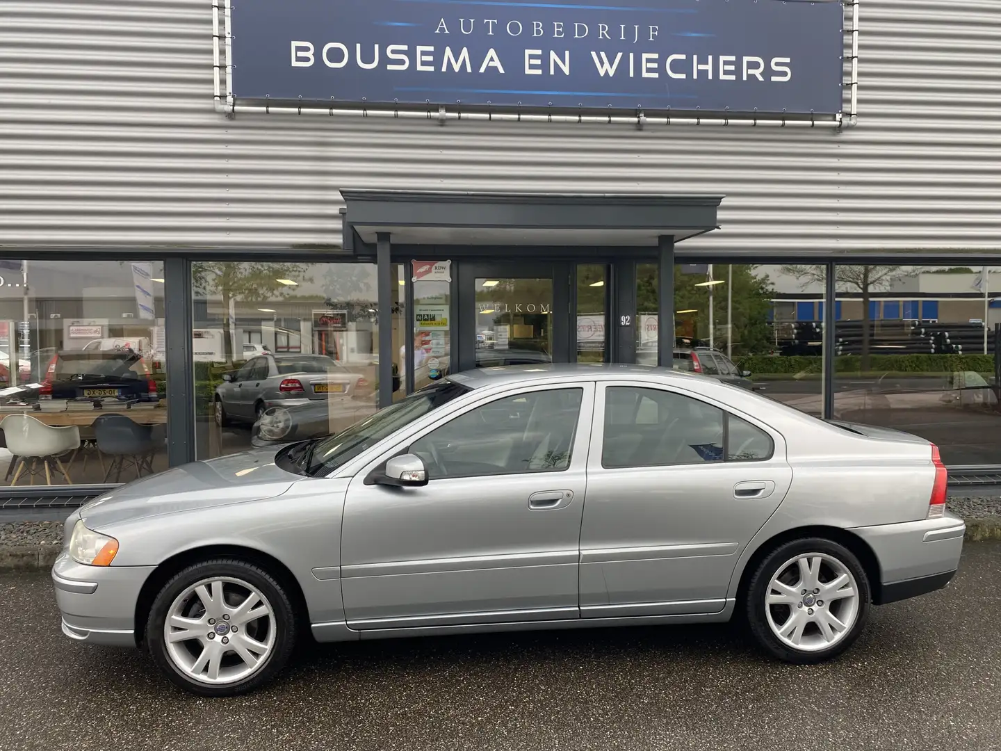 Volvo S60 2.4 Drivers Edition Leer+Trekhaak Gris - 2