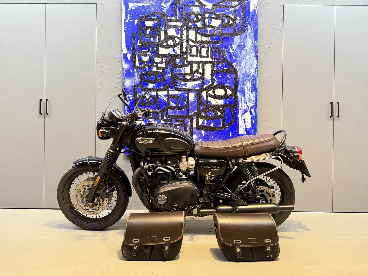Triumph Bonneville T120 « Black Edition » - 1