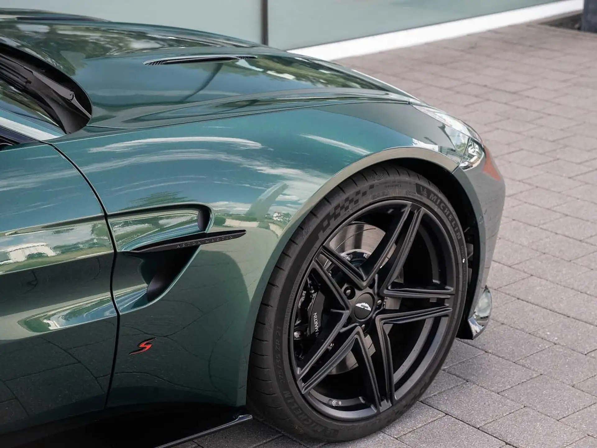 애스턴마틴 밴티지 V8 Coupe 2026 청록 사진 6