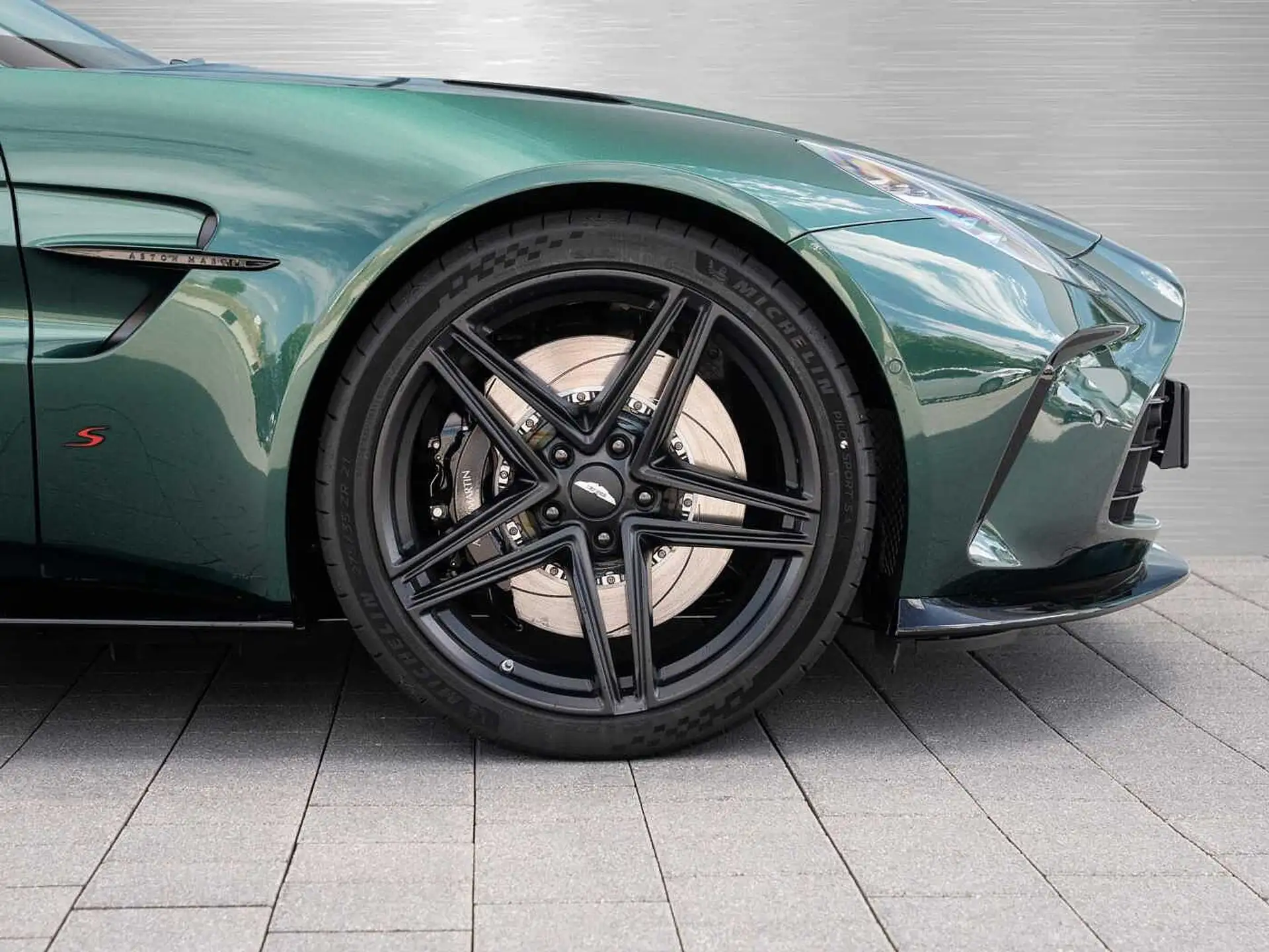 애스턴마틴 밴티지 V8 Coupe 2026 청록 사진 3