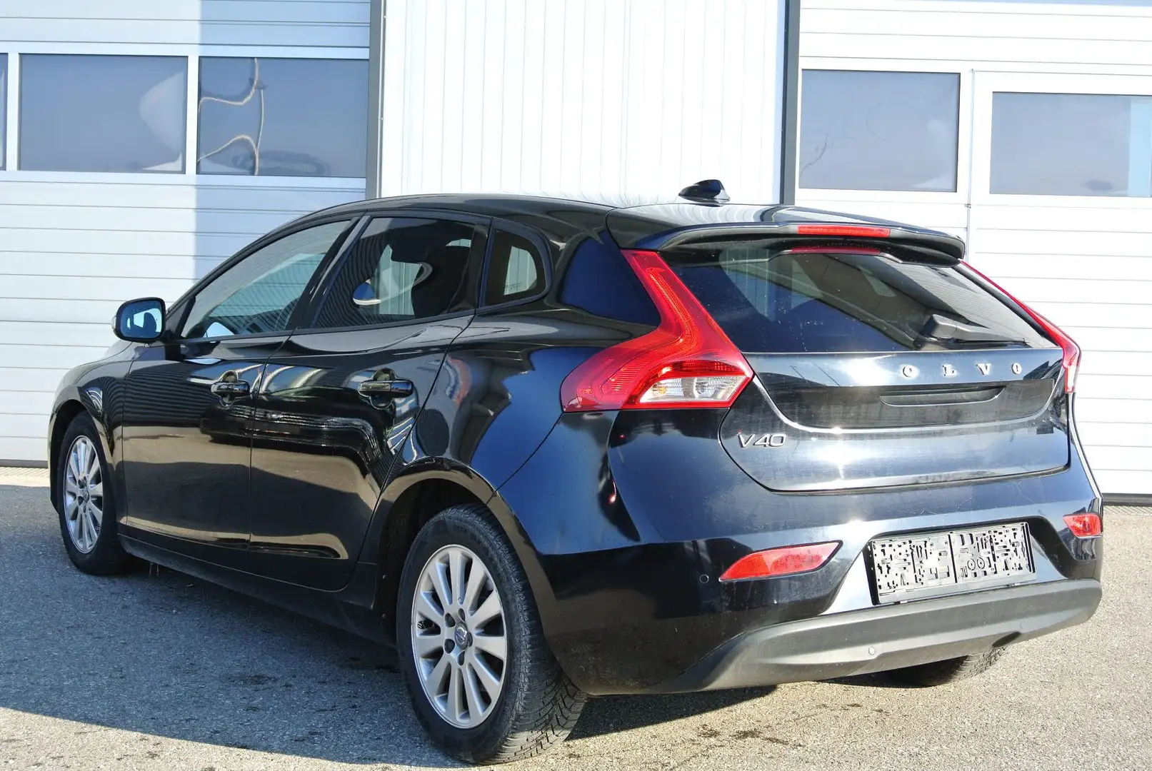 Volvo V40 1.6 D Kinetic Schwarz - 2
