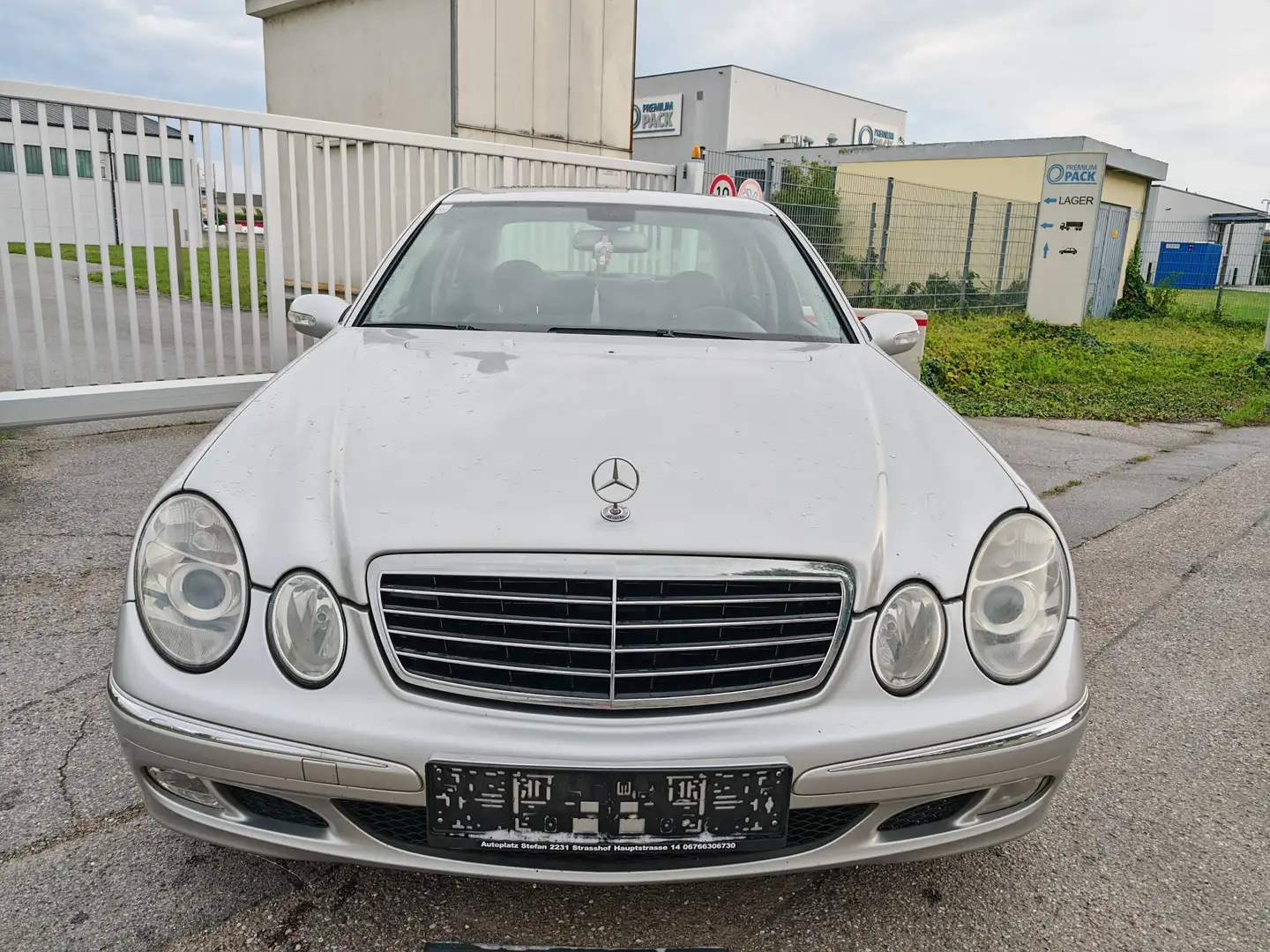 Mercedes-Benz E 270 Plateado - 1