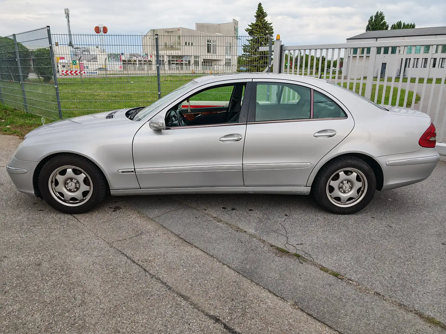 Mercedes-Benz E 270 Серебристый - 2