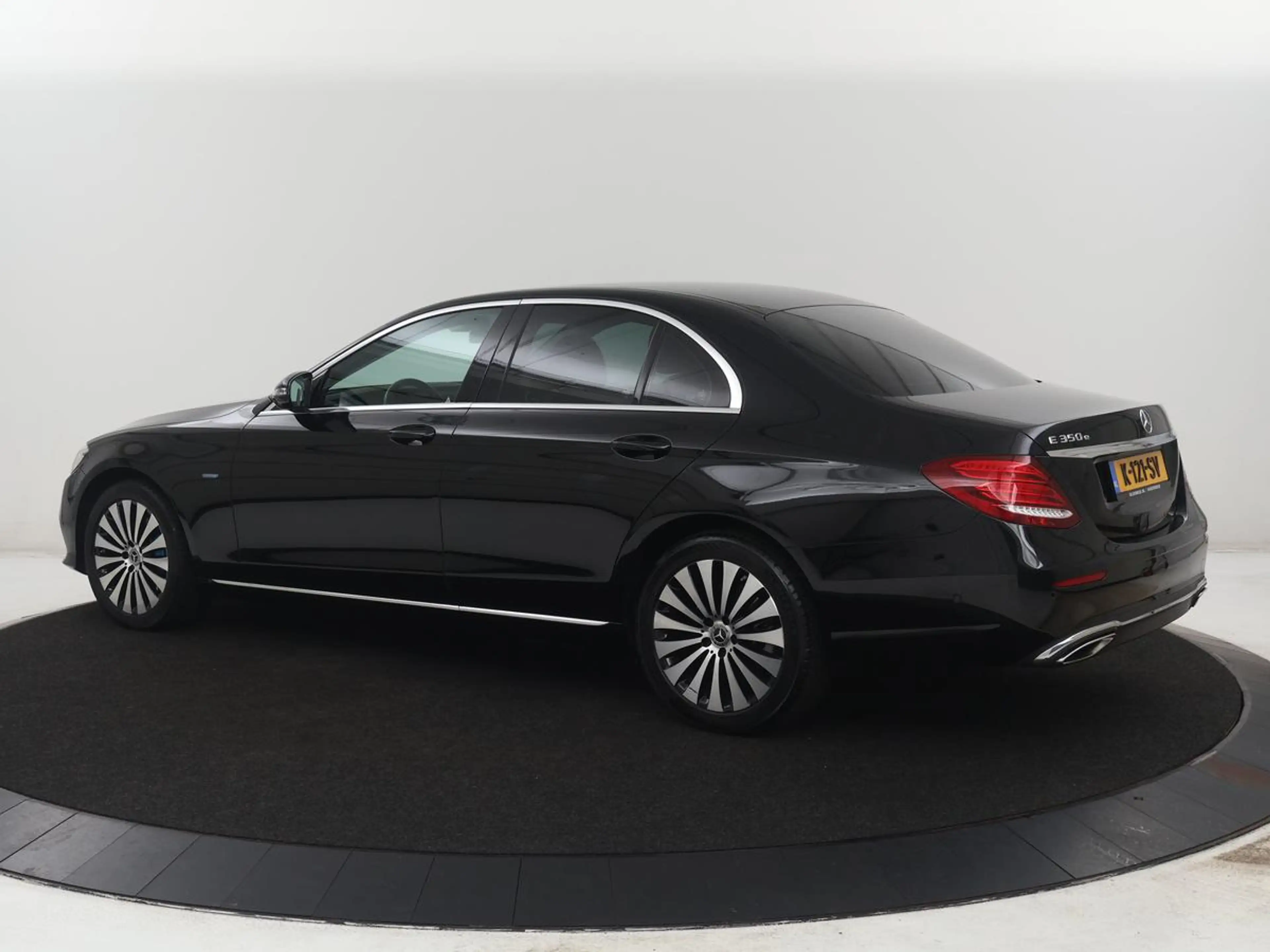 Mercedes-Benz E 350 e Premium | Half leder | Stoel verwarming | Cruise — photo 2