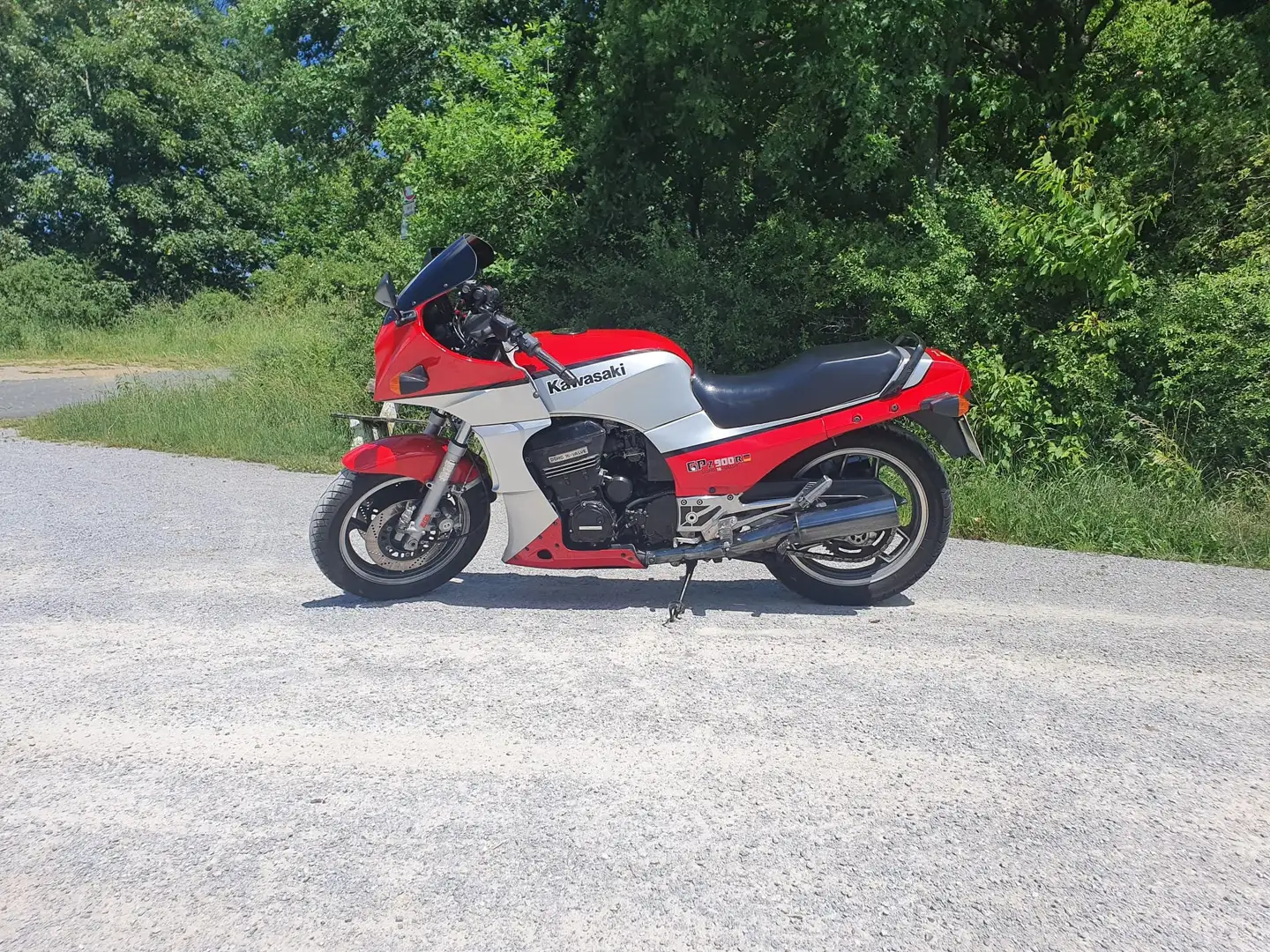 Kawasaki GPZ 900 R Rood - 1
