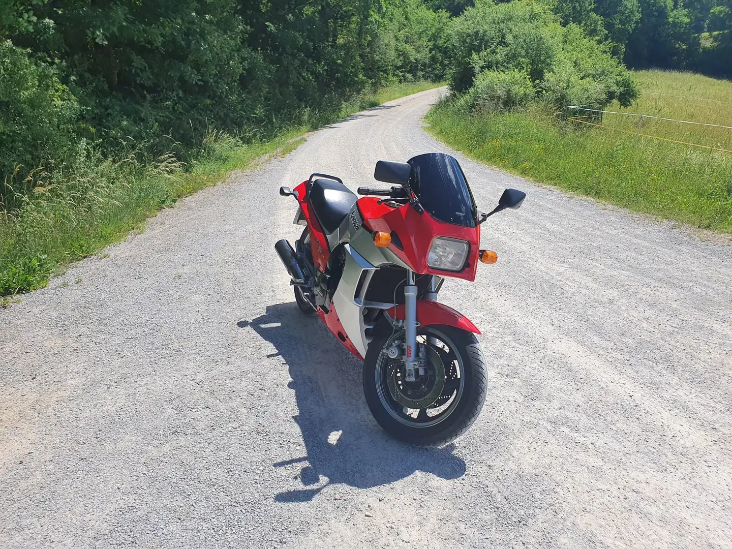 Kawasaki GPZ 900 R Rood - 2