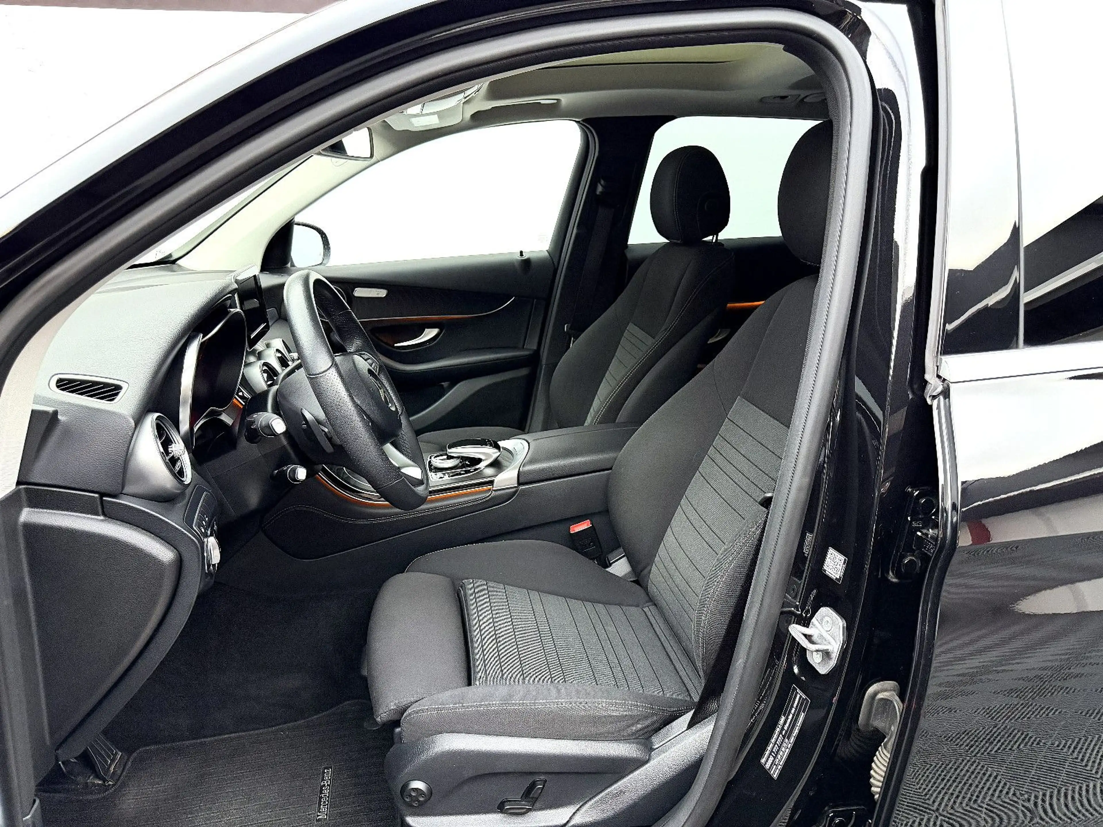 Mercedes-Benz GLC 250 *4Matic*PanoramaTotwinkel*Navi* — photo 8
