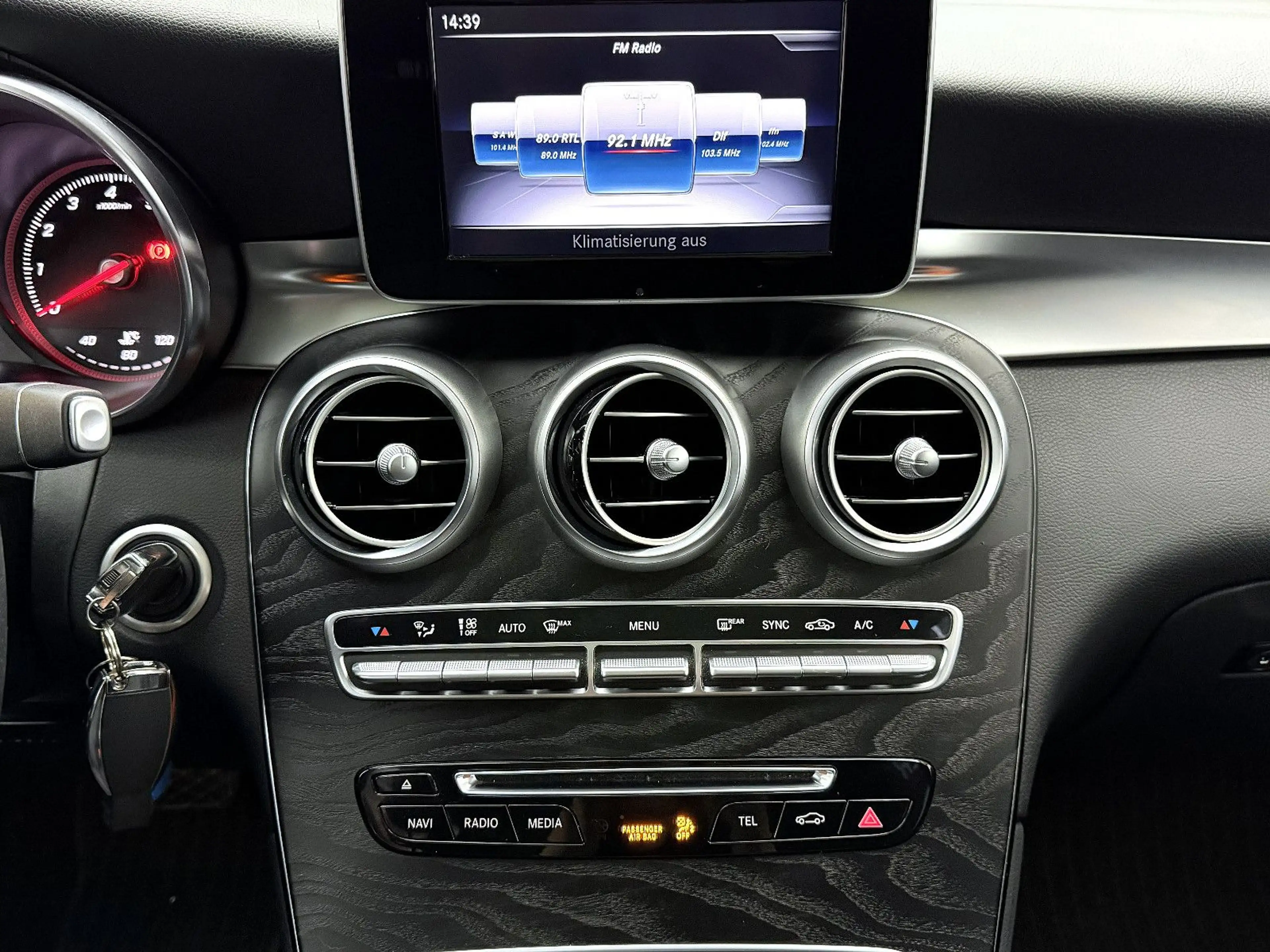 Mercedes-Benz GLC 250 *4Matic*PanoramaTotwinkel*Navi* — photo 15