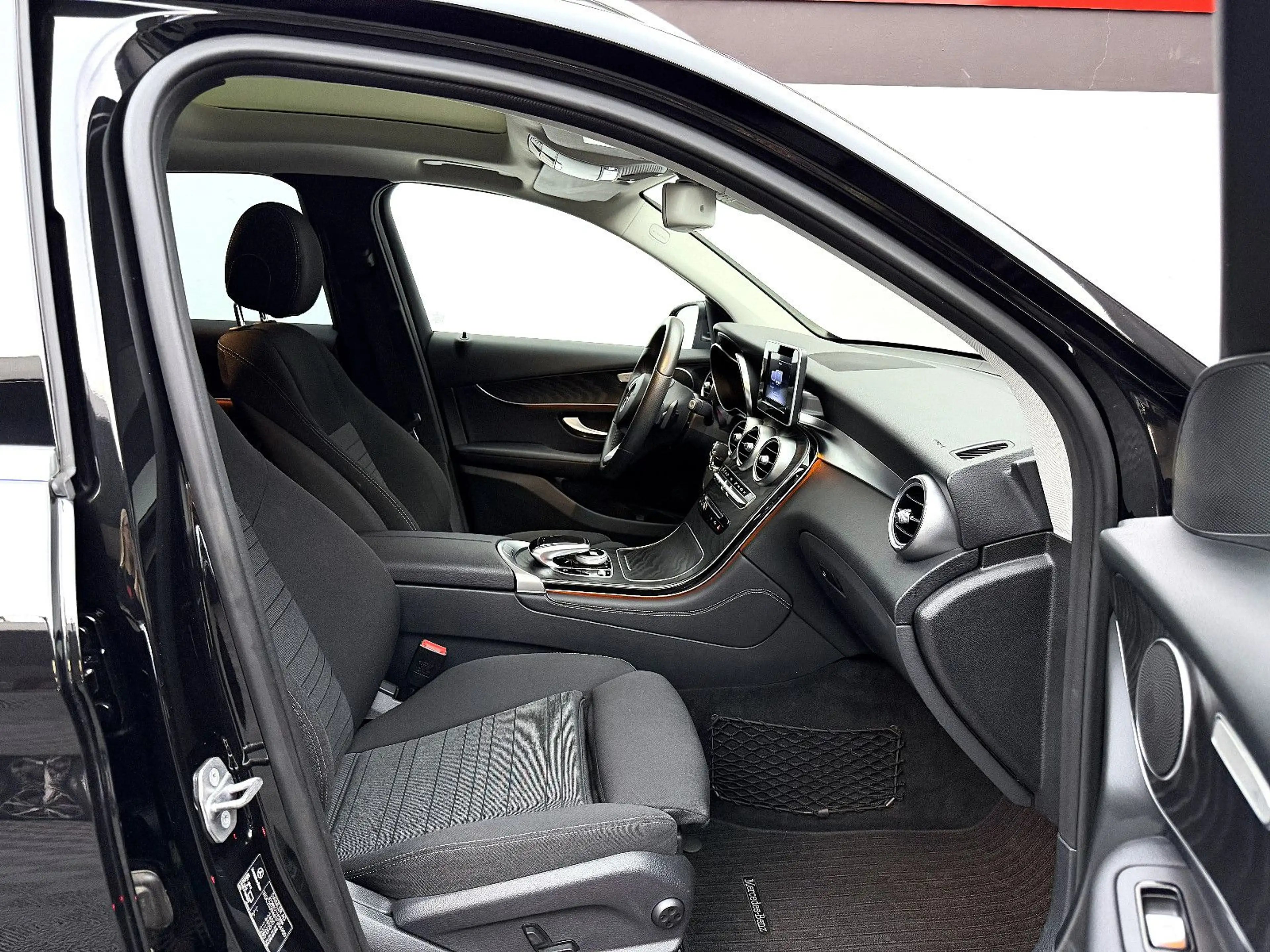 Mercedes-Benz GLC 250 *4Matic*PanoramaTotwinkel*Navi* — photo 9