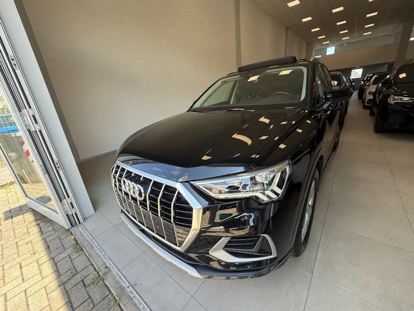 Audi Q3 40 TDI quattro S tronic Business Advanced Zwart - 2