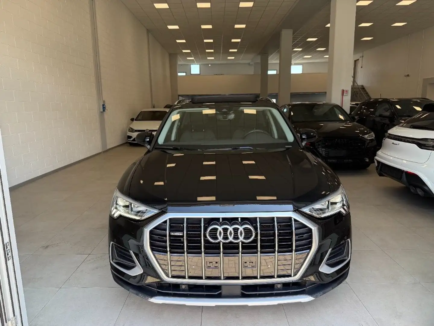 Audi Q3 40 TDI quattro S tronic Business Advanced Zwart - 1