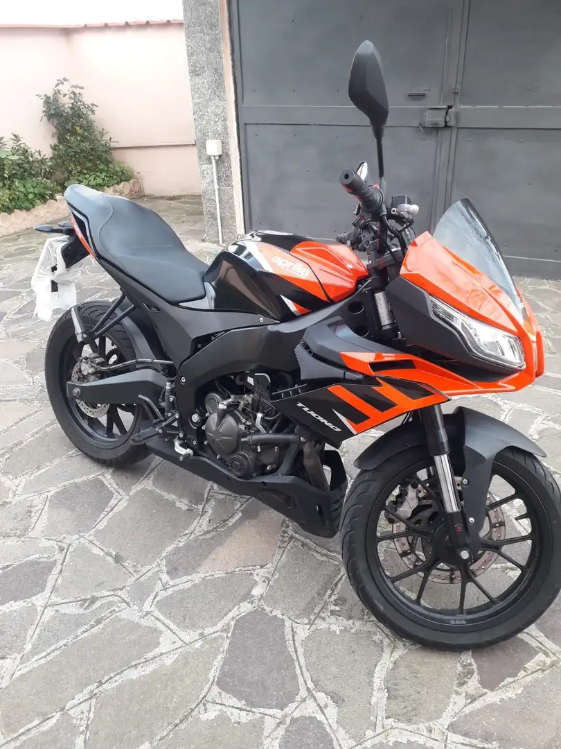 Aprilia Tuono Roşu - 1