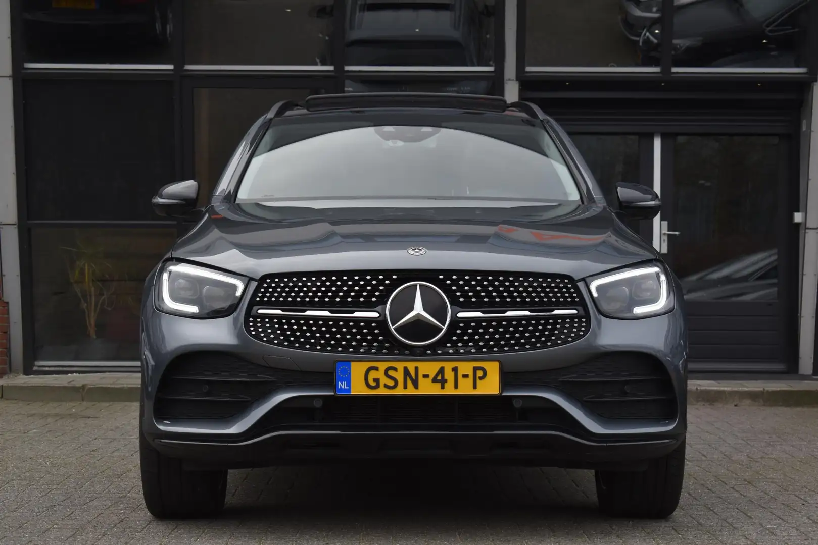 Mercedes-Benz GLC 300 300e 4MATIC Premium Plus Pano AMG Memory Grijs - 2