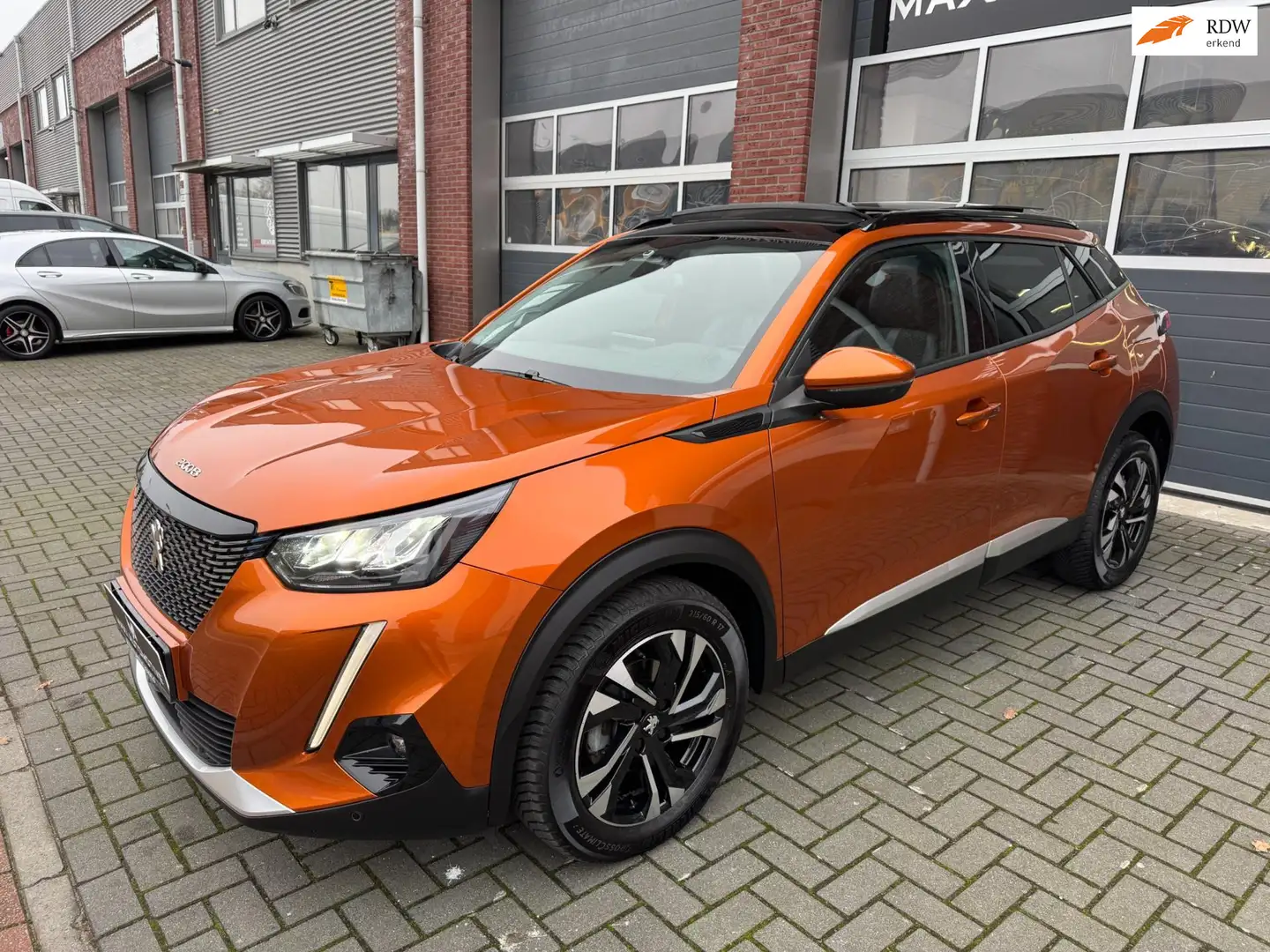 Peugeot 2008 1.2 PureTech Blue Lease Allure LED Pano 360 Cam Oranje - 1