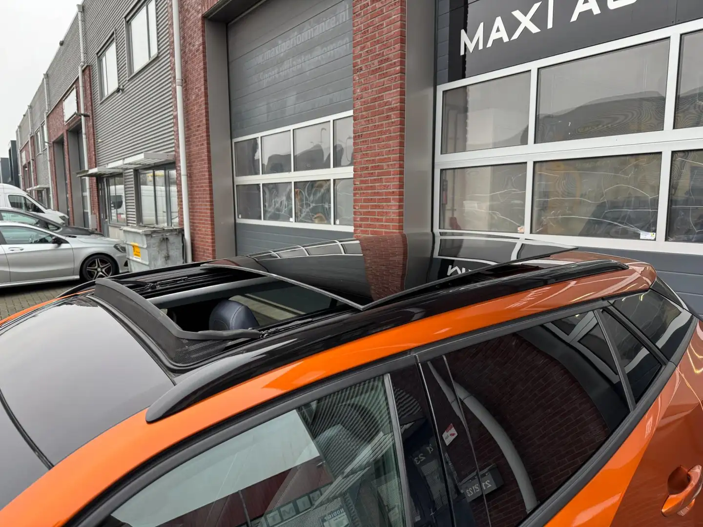 Peugeot 2008 1.2 PureTech Blue Lease Allure LED Pano 360 Cam Oranje - 2