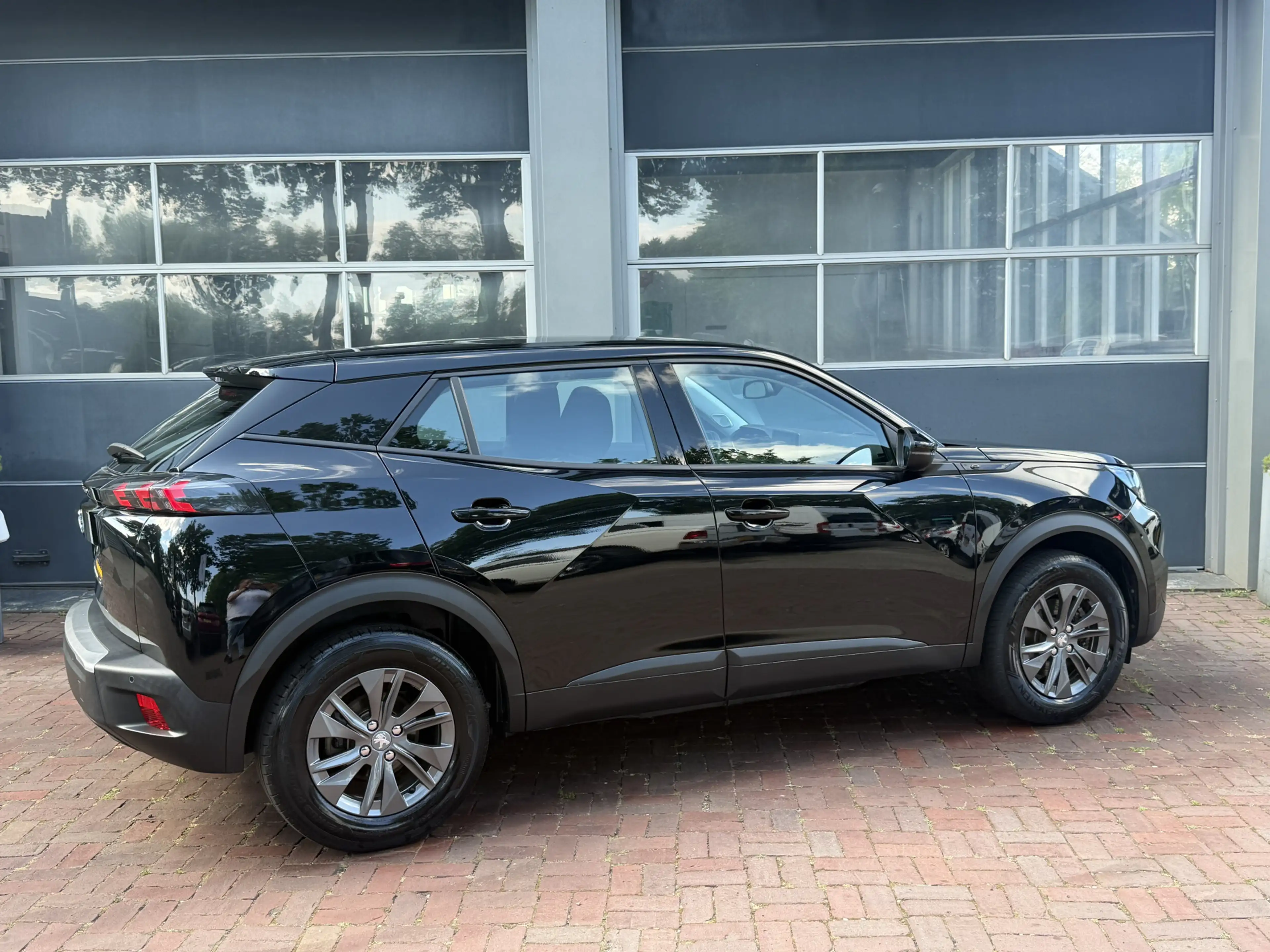 Peugeot e-2008 EV Blue Lease Active 50 kWh Bj 2021 Km 96.000 Deal — photo 2