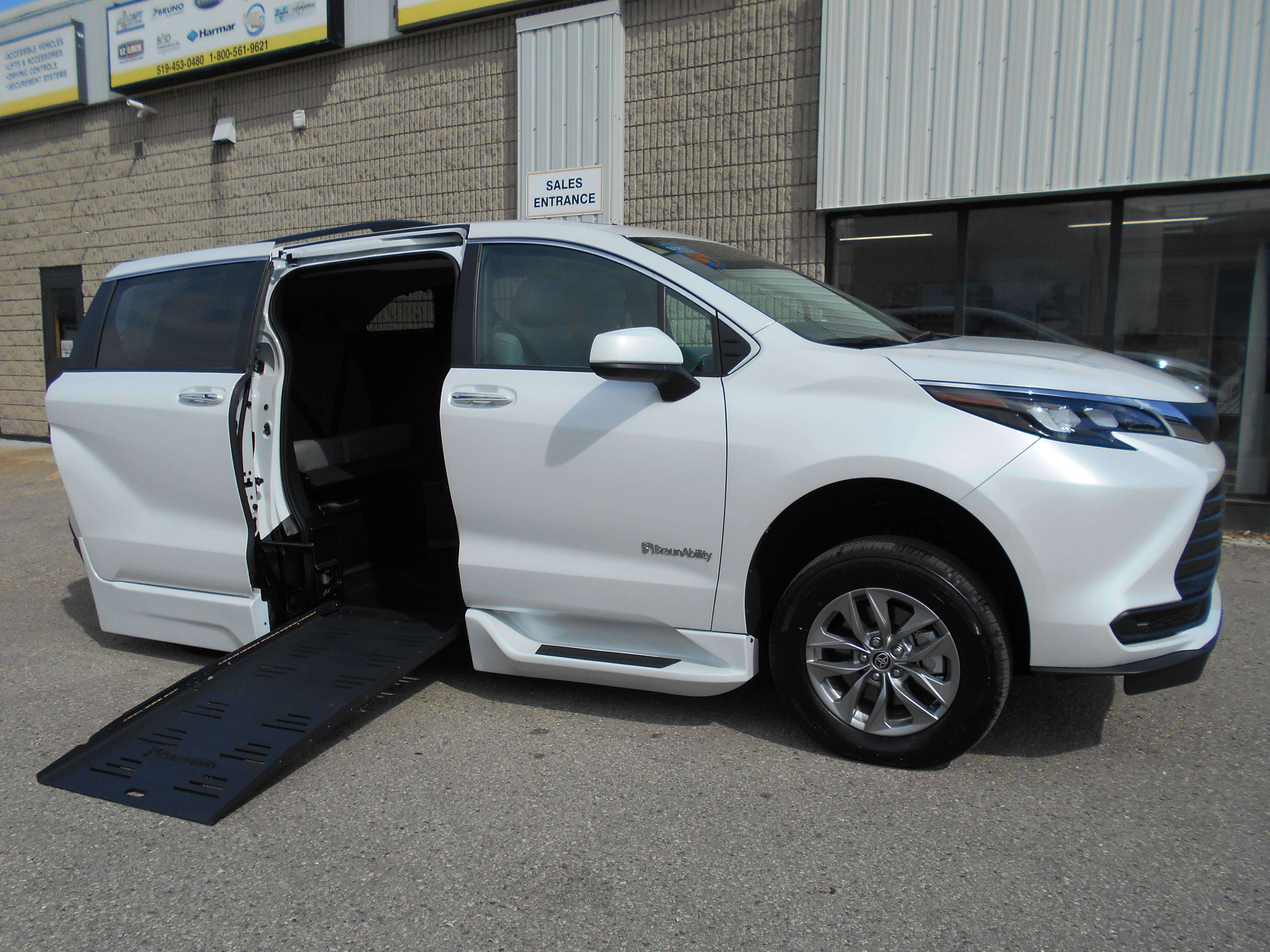 2026 Toyota Sienna XLE-Wheelchair Accessible Side Entry-Power