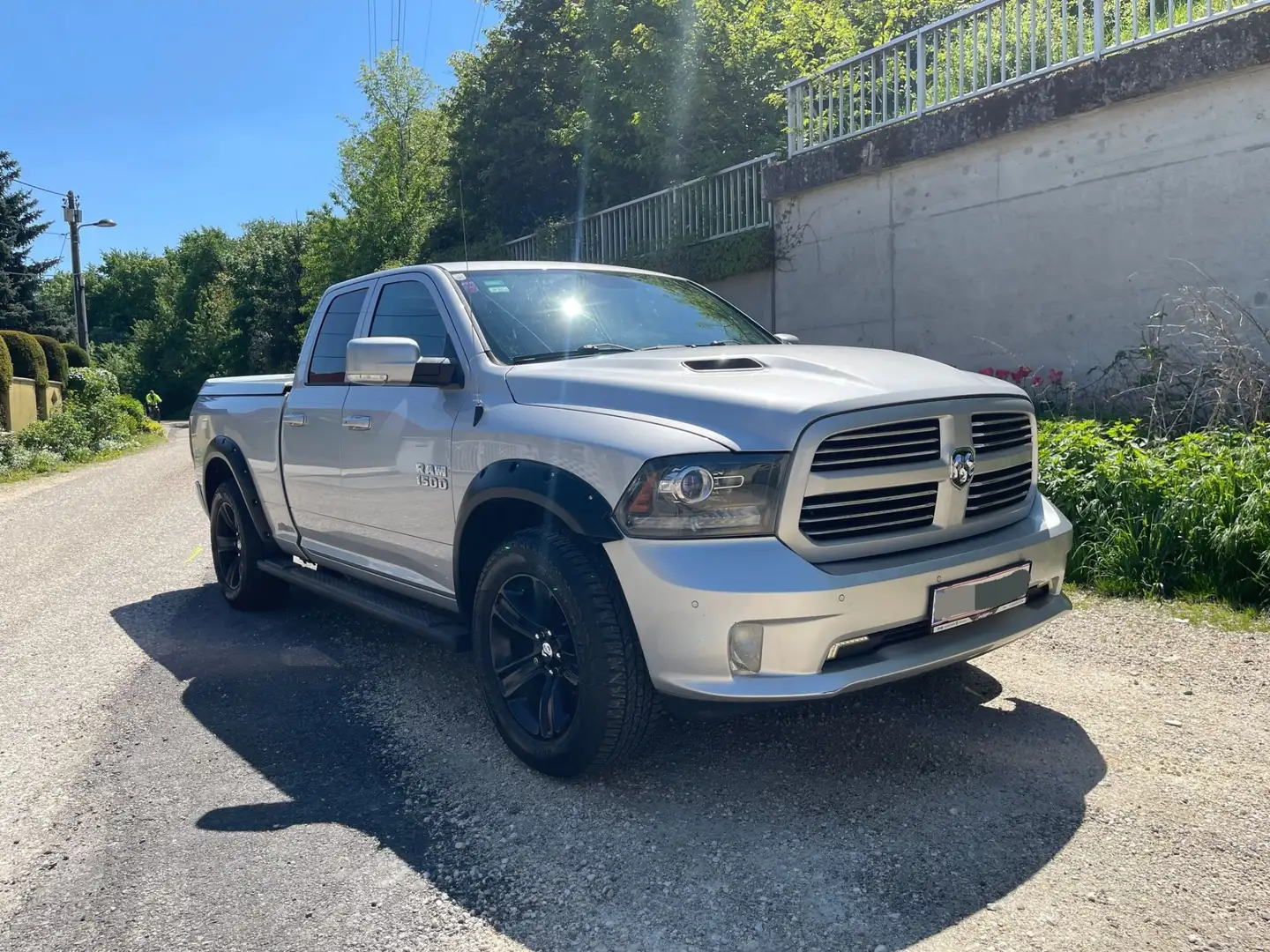 Dodge RAM RAM 1500 Quad Cab Sport 5,7 Hemi V8 Srebrny - 1