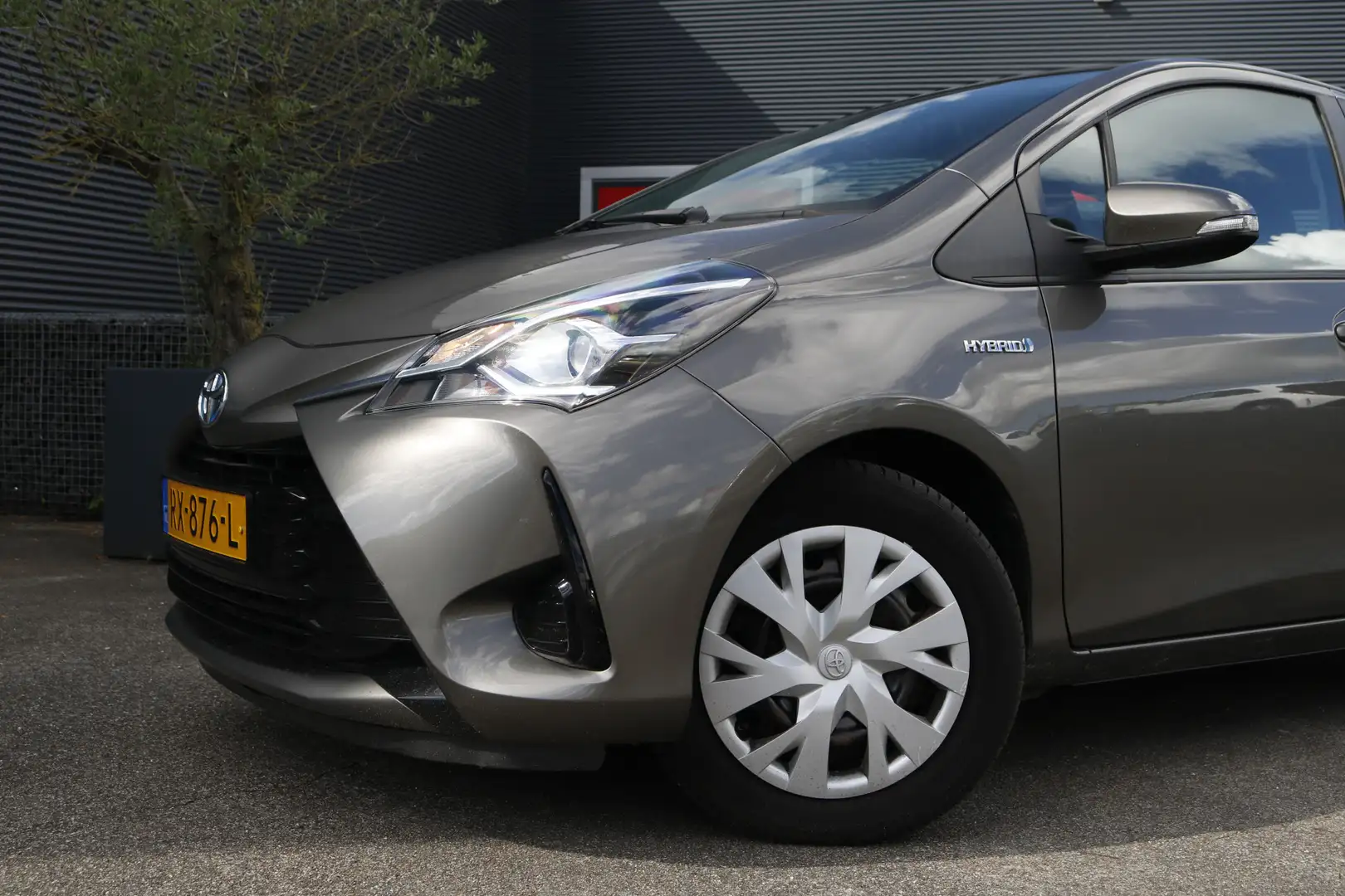 Toyota Yaris 1.5 Hybrid Aspiration Grijs - 2