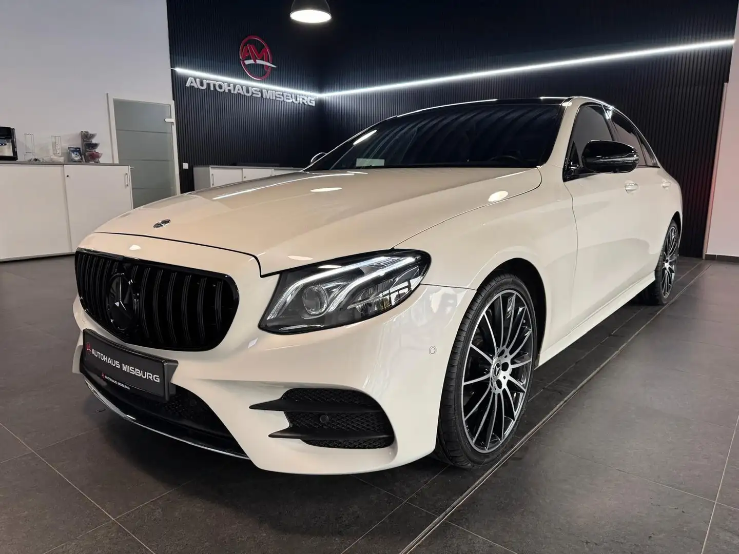 Mercedes-Benz E 350 d Lim. AMG-Paket/Panorama+360° Weiß - 1