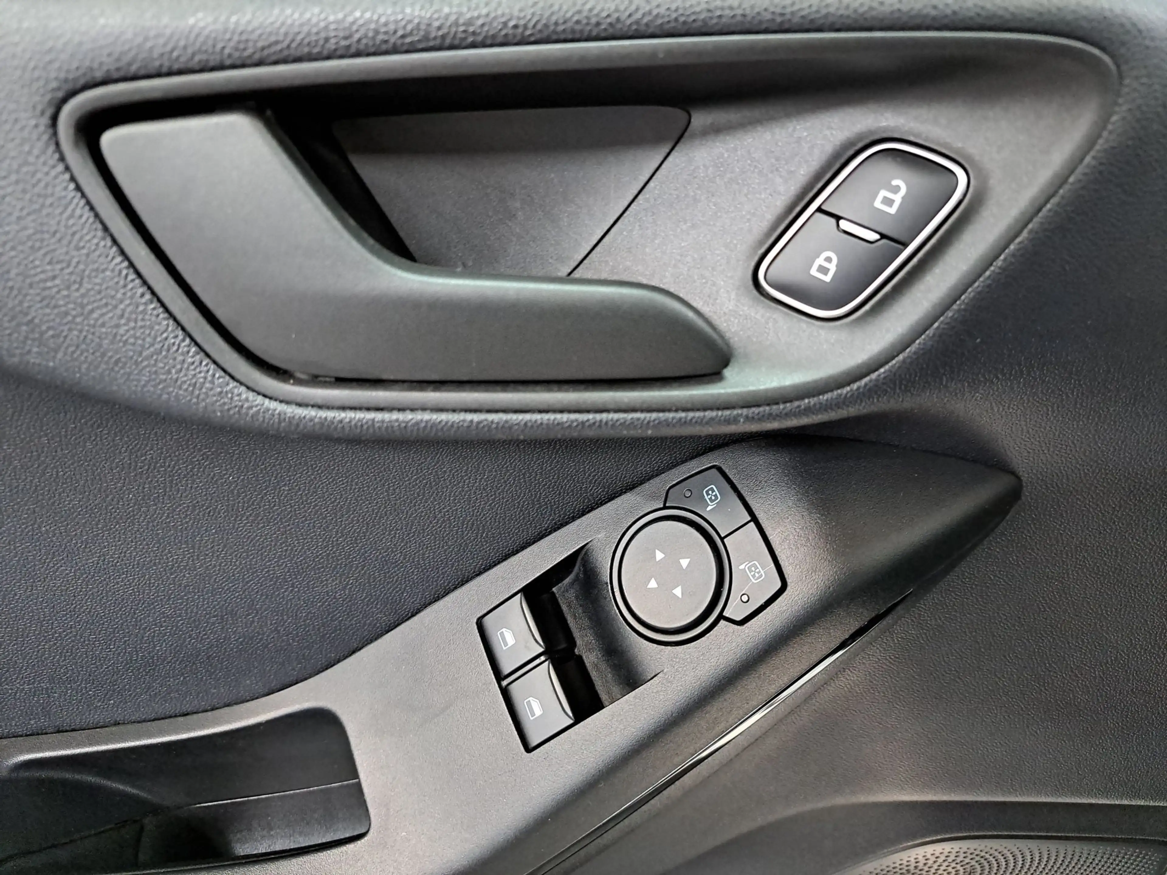 Ford Fiesta Cool & Connect NAVI LED RFK Temp. — photo 9