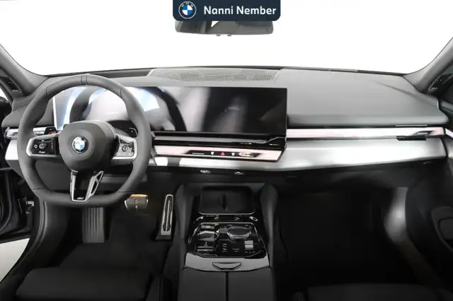 BMW 5 Series view 10