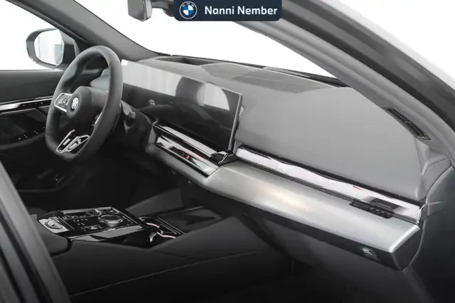 BMW 5 Series view 8