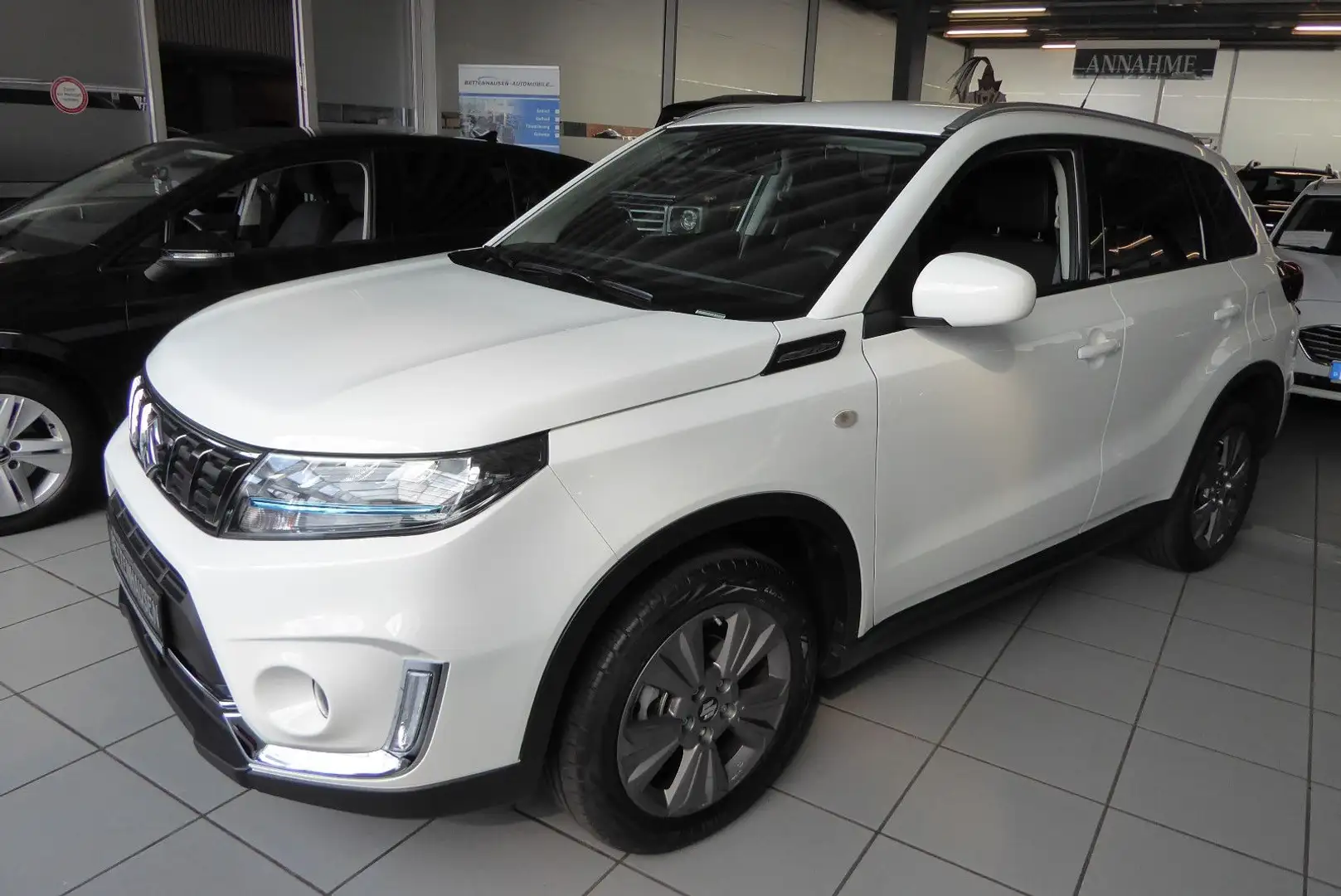 Suzuki Vitara Mild-Hybrid 4x2 erst 3.400 KM R-Kamera Fehér - 1